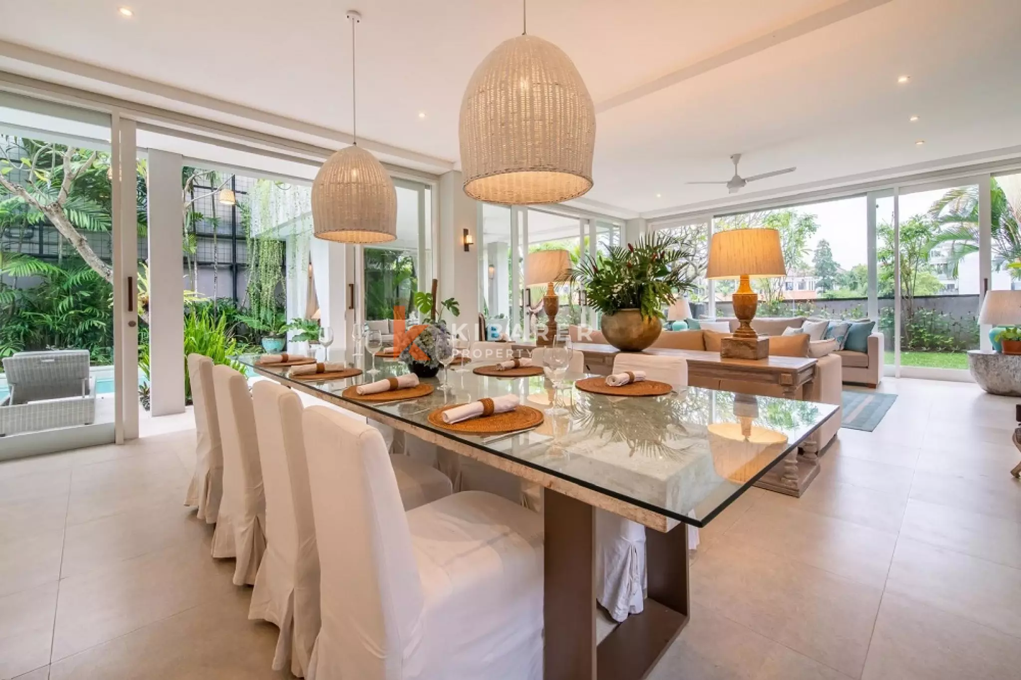 Luxury Spacious Four-Bedrooms Villa Walking Distance to Berawa Beach