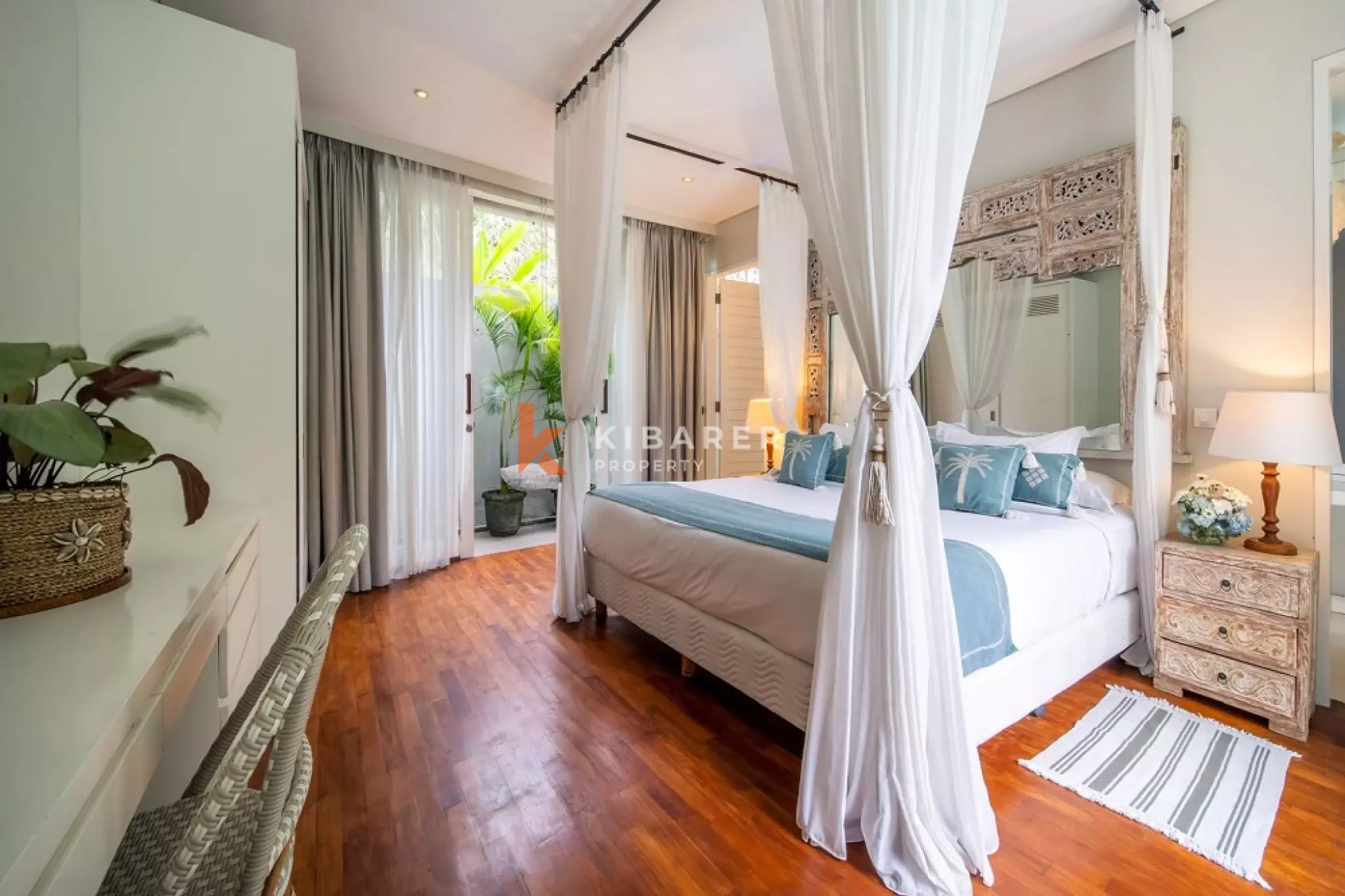 Luxury Spacious Four-Bedrooms Villa Walking Distance to Berawa Beach
