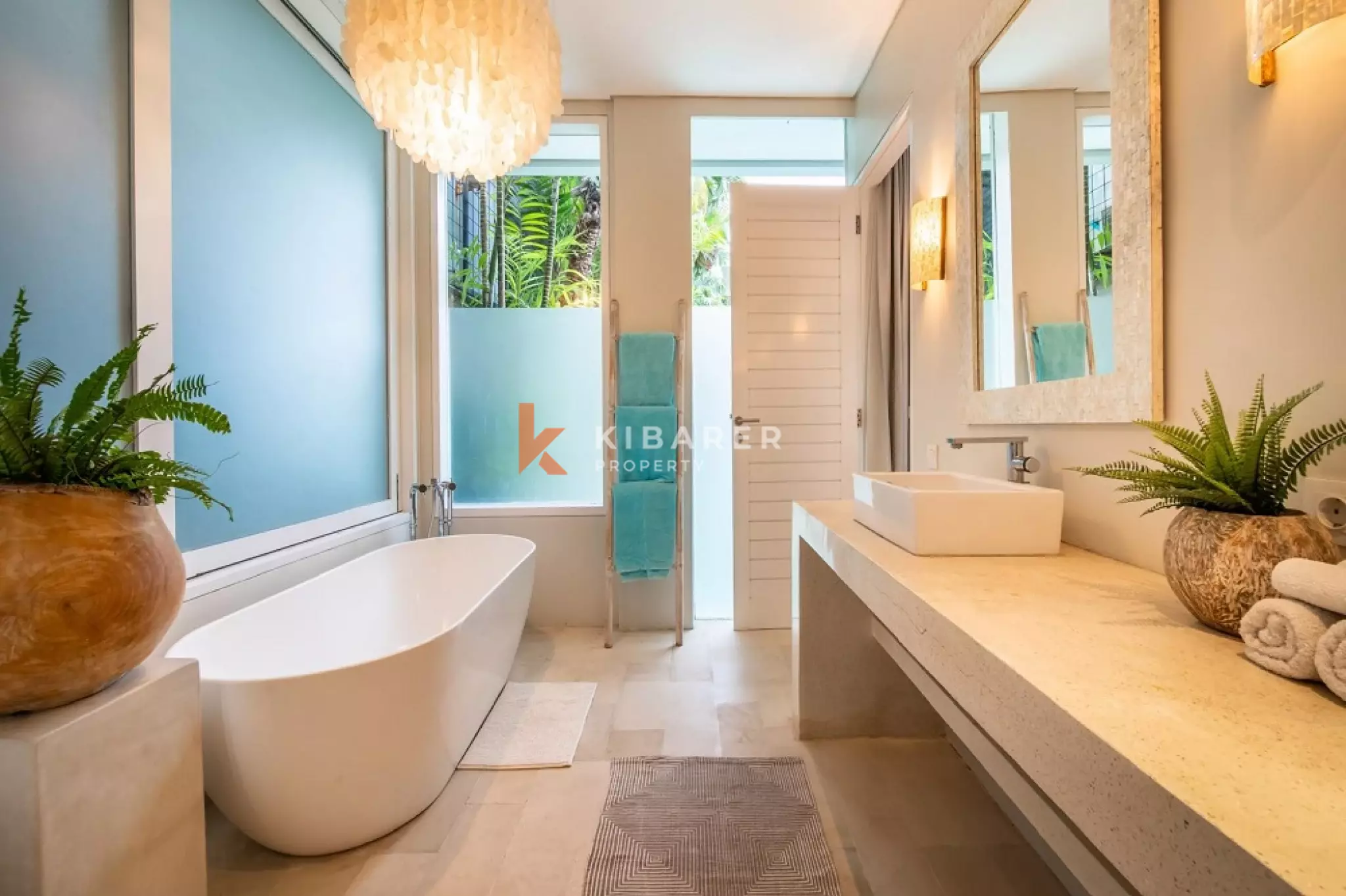 Luxury Spacious Four-Bedrooms Villa Walking Distance to Berawa Beach