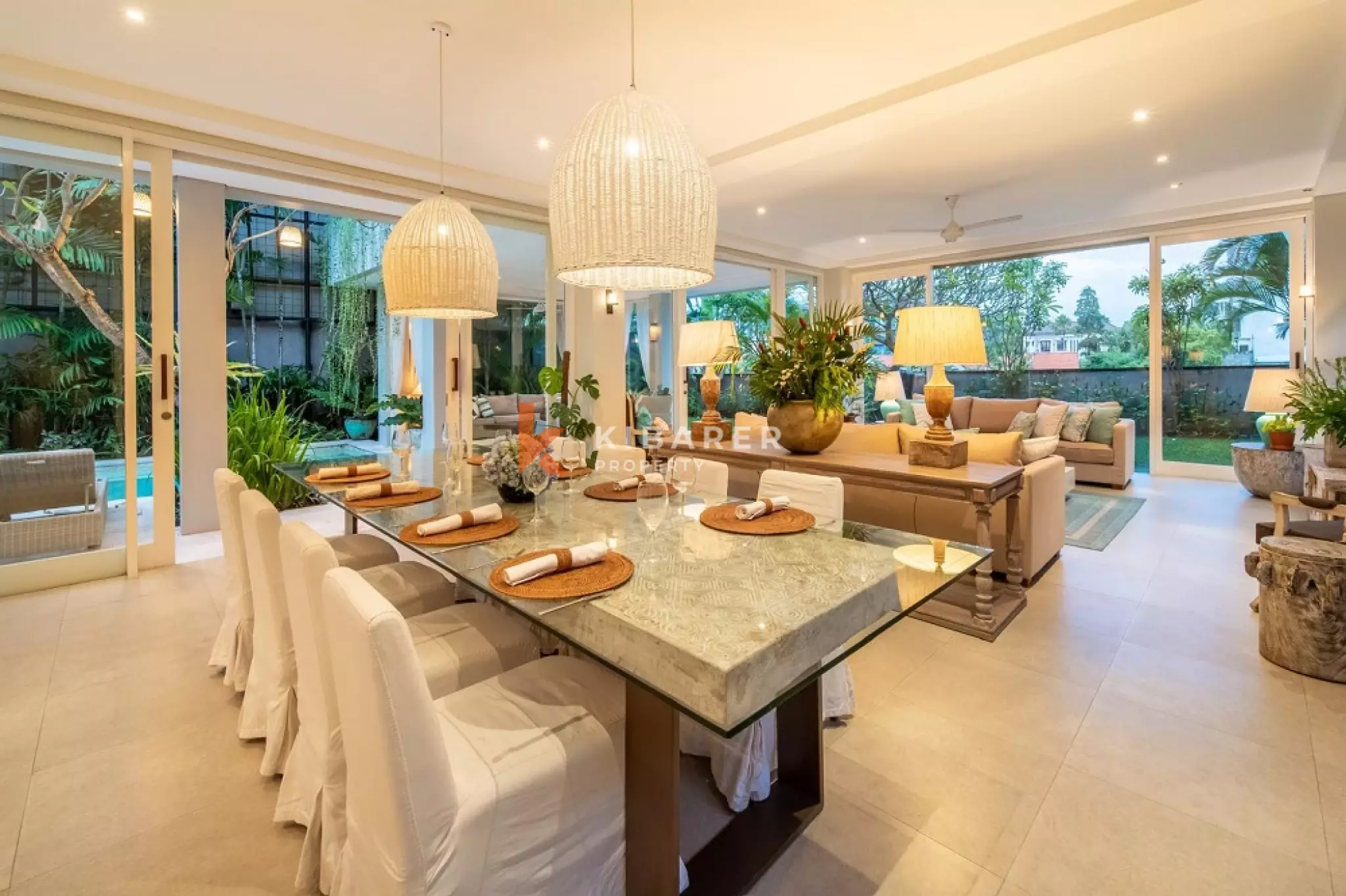 Luxury Spacious Four-Bedrooms Villa Walking Distance to Berawa Beach