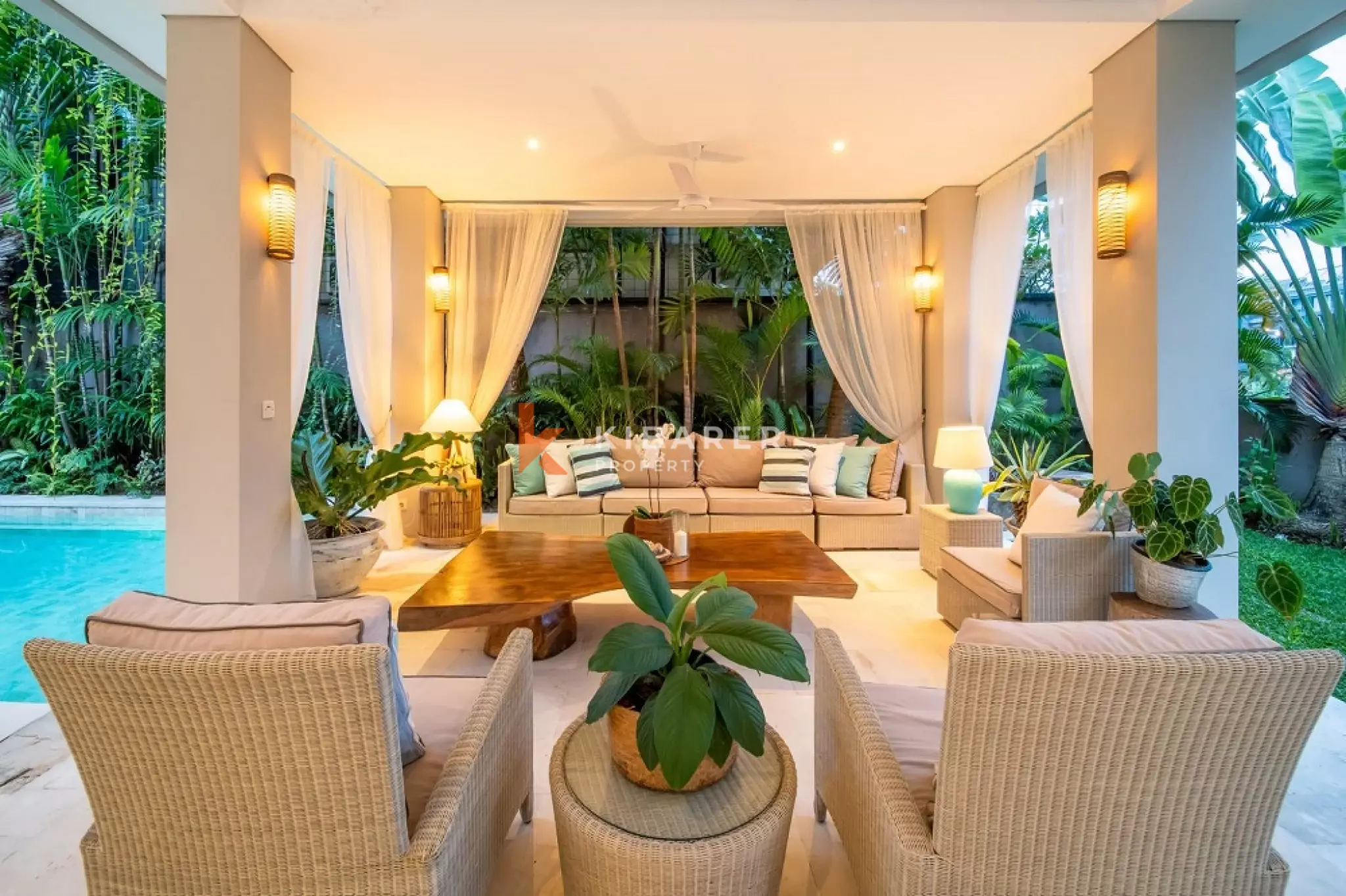 Luxury Spacious Four-Bedrooms Villa Walking Distance to Berawa Beach