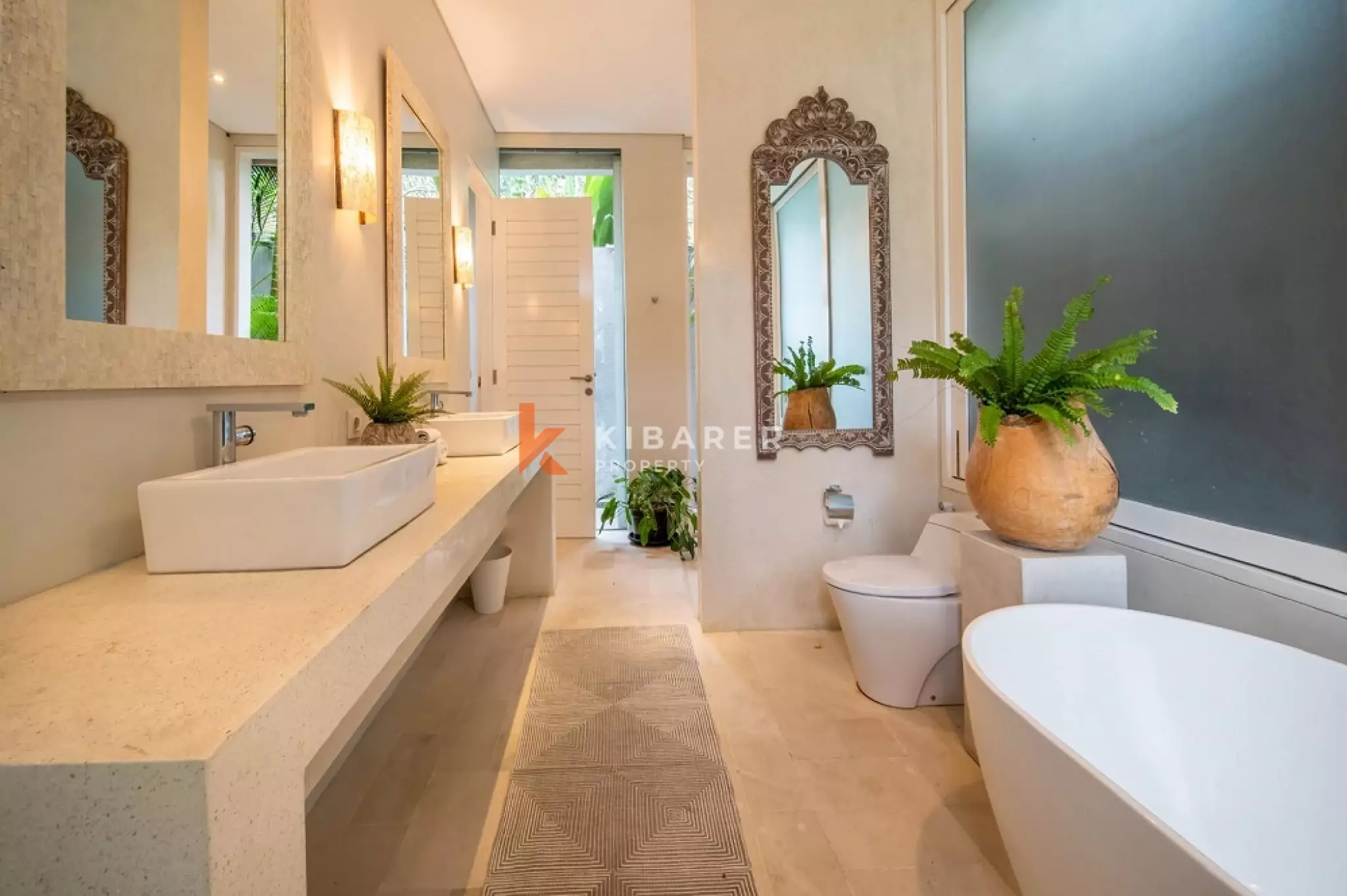 Luxury Spacious Four-Bedrooms Villa Walking Distance to Berawa Beach