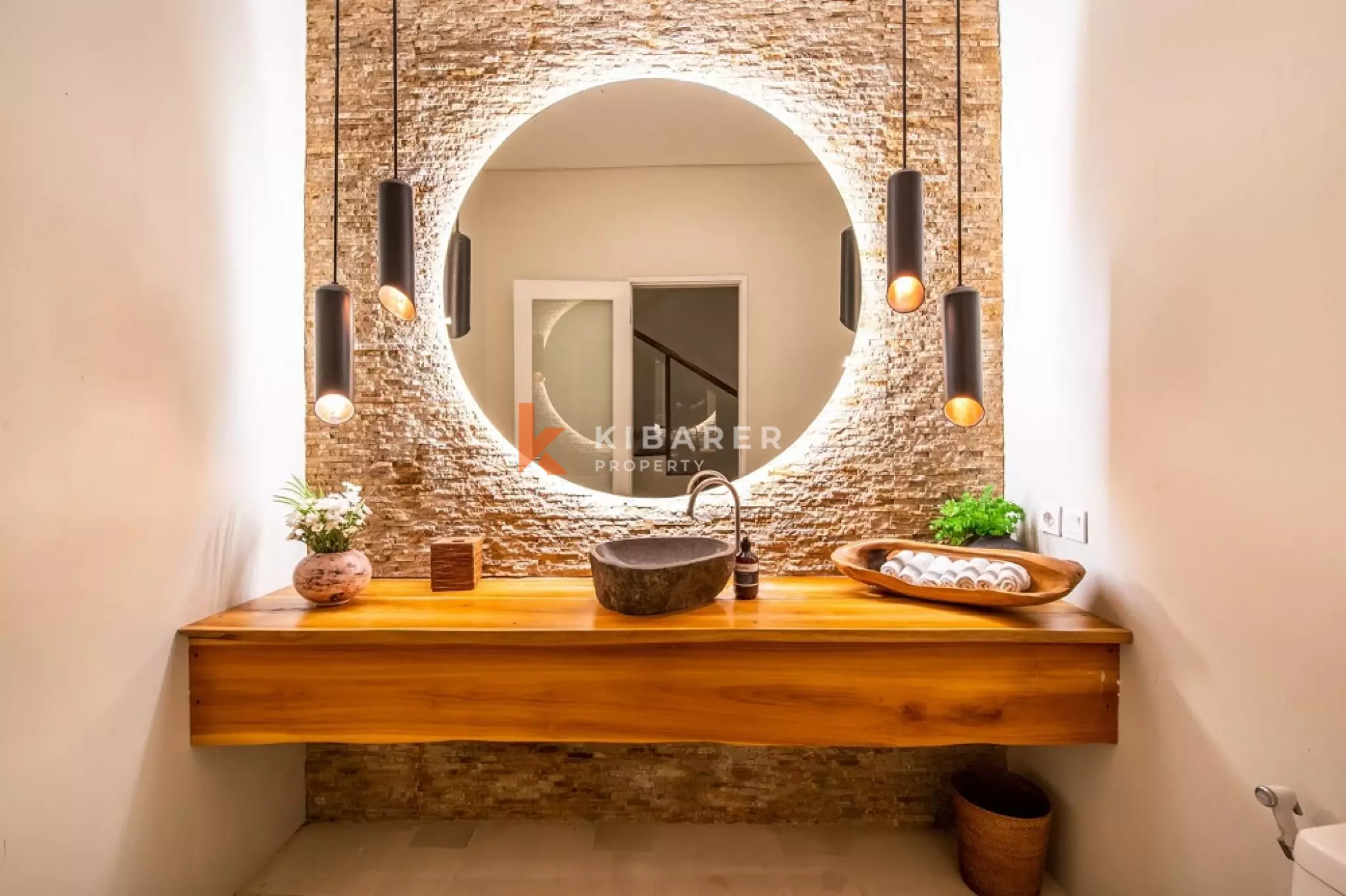 Luxury Spacious Four-Bedrooms Villa Walking Distance to Berawa Beach