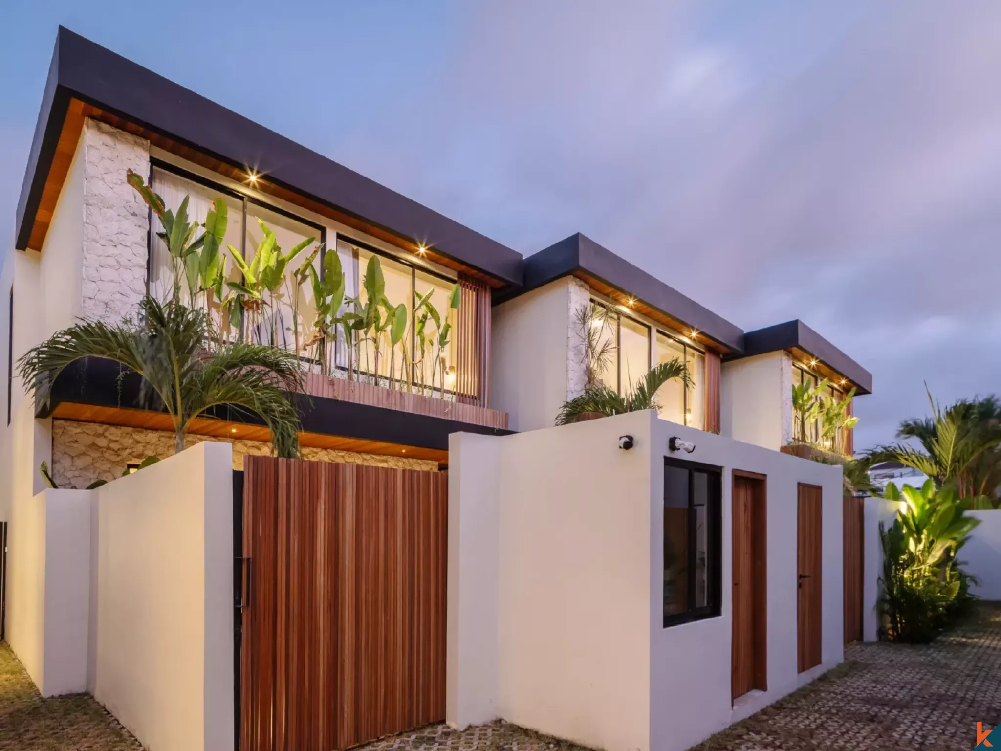 Vila Tropis Dua Kamar Tidur untuk Disewa Tepi Pantai di Batu Bolong