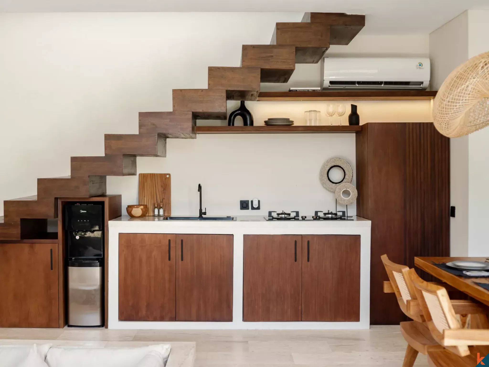 Vila Tropis Dua Kamar Tidur untuk Disewa Tepi Pantai di Batu Bolong