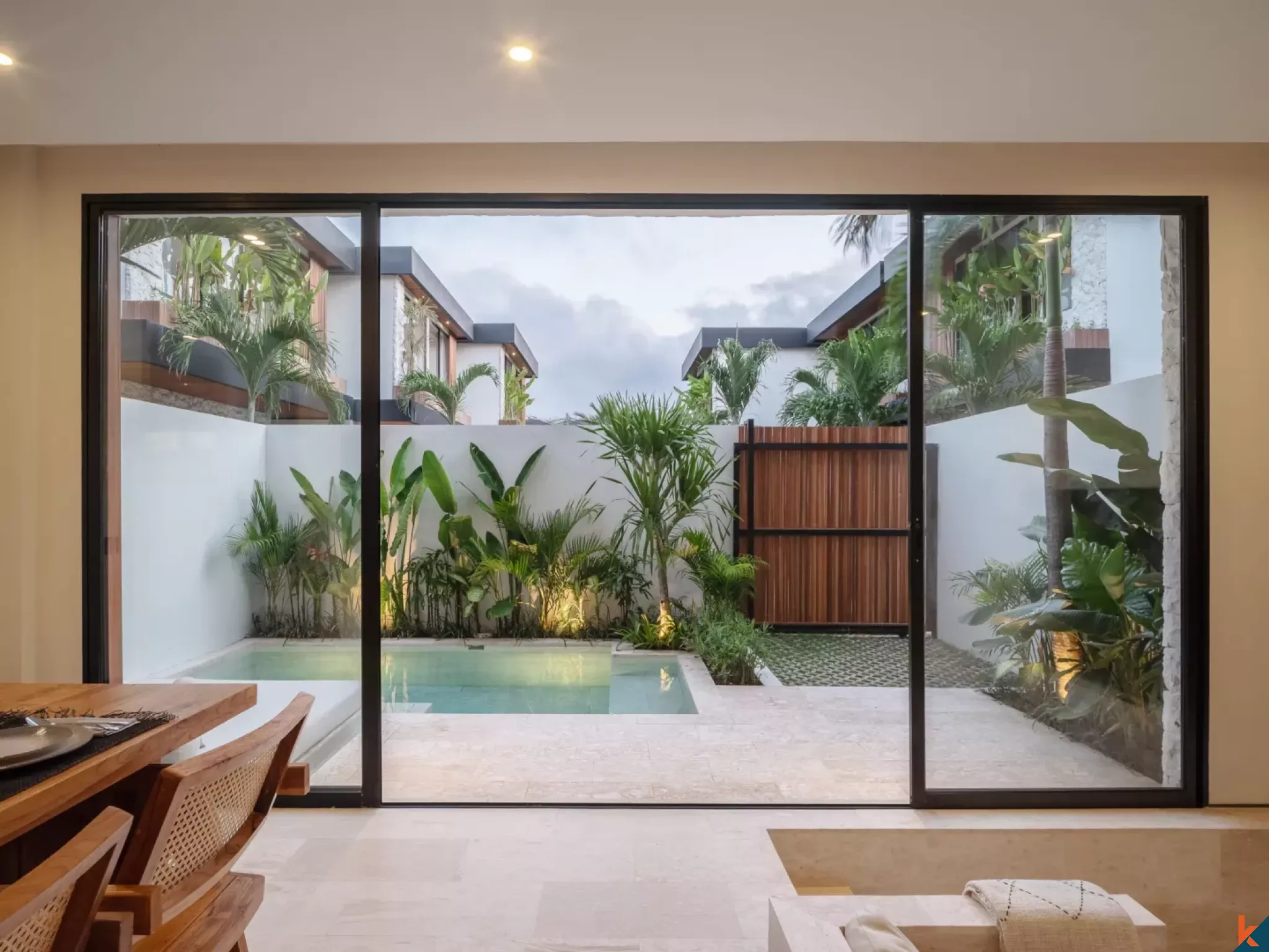 Vila Tropis Dua Kamar Tidur untuk Disewa Tepi Pantai di Batu Bolong