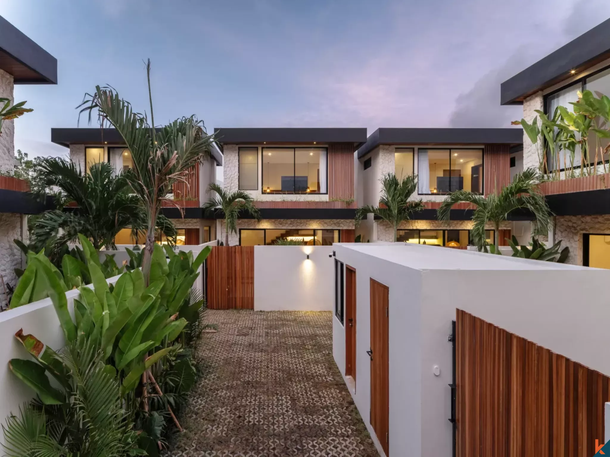 Vila Tropis Dua Kamar Tidur untuk Disewa Tepi Pantai di Batu Bolong