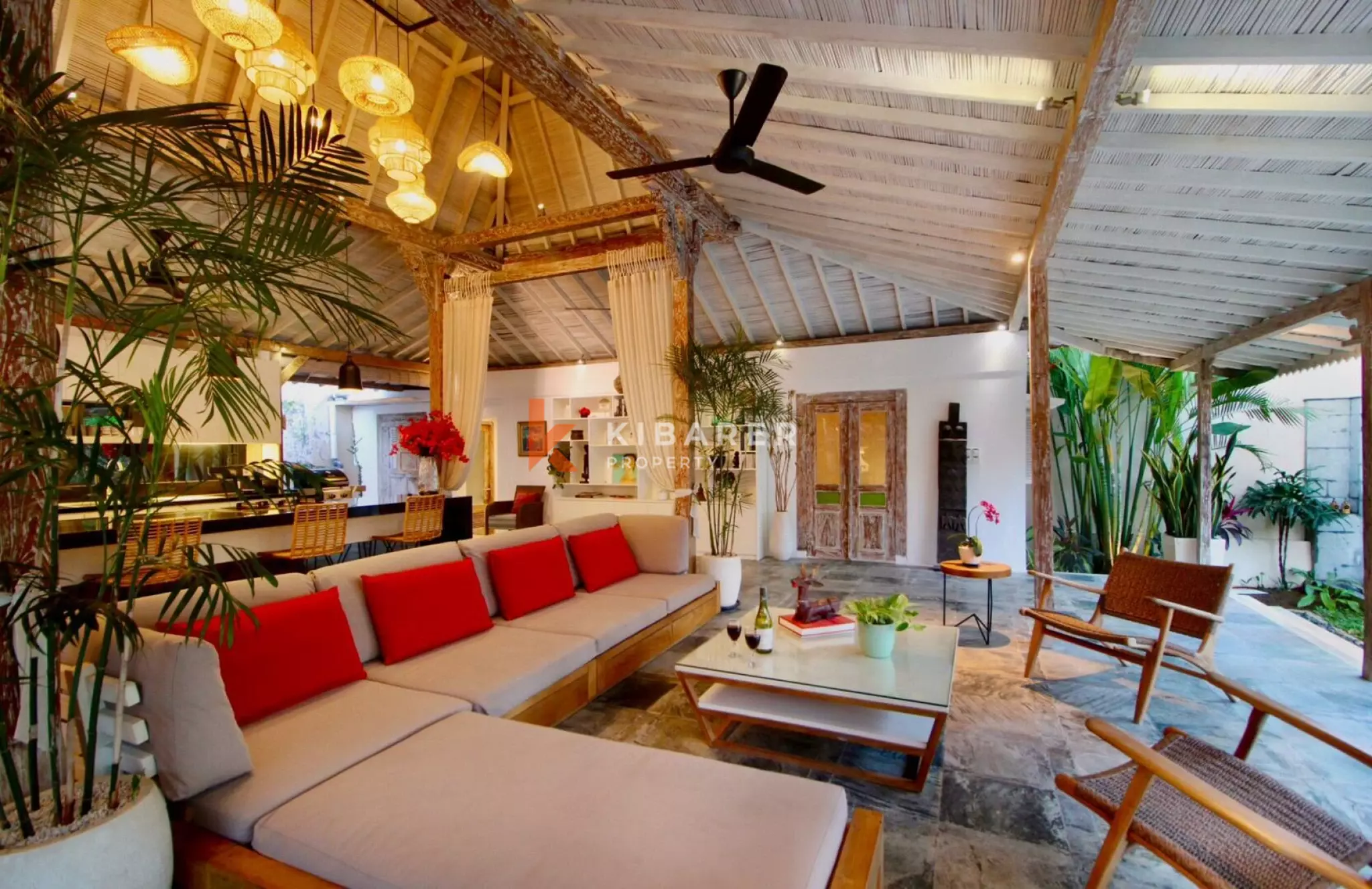 Four Bedroom Bali Retreat - Prime Spot in Berawa