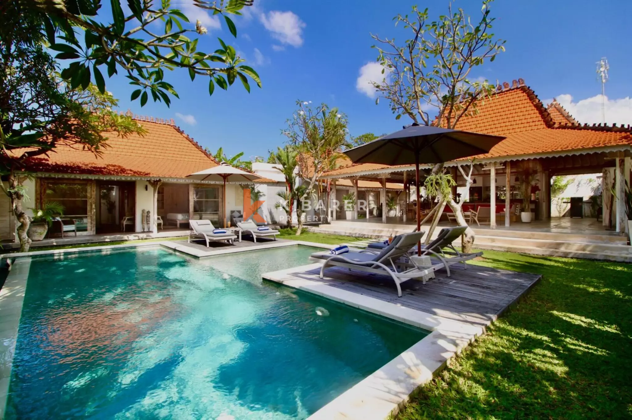 Four Bedroom Bali Retreat - Prime Spot in Berawa