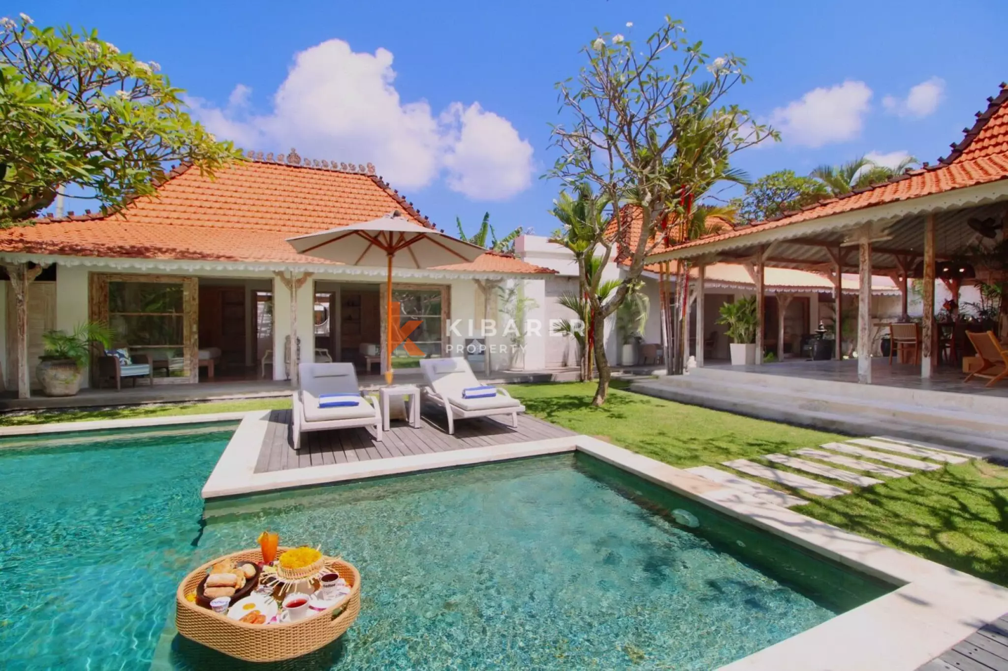 Four Bedroom Bali Retreat - Prime Spot in Berawa
