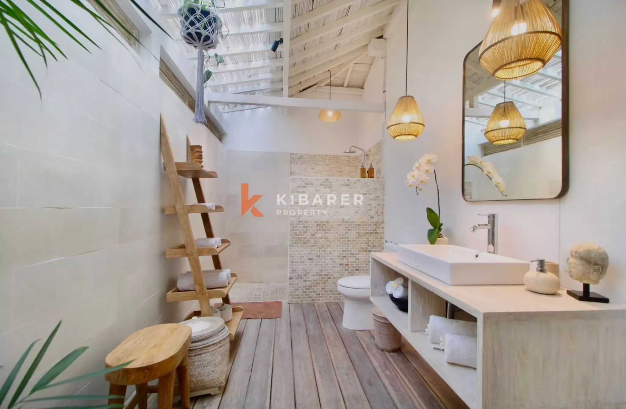 Four Bedroom Bali Retreat - Prime Spot in Berawa