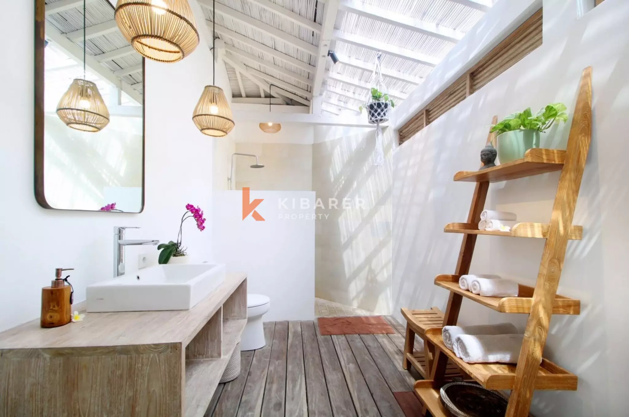 Four Bedroom Bali Retreat - Prime Spot in Berawa