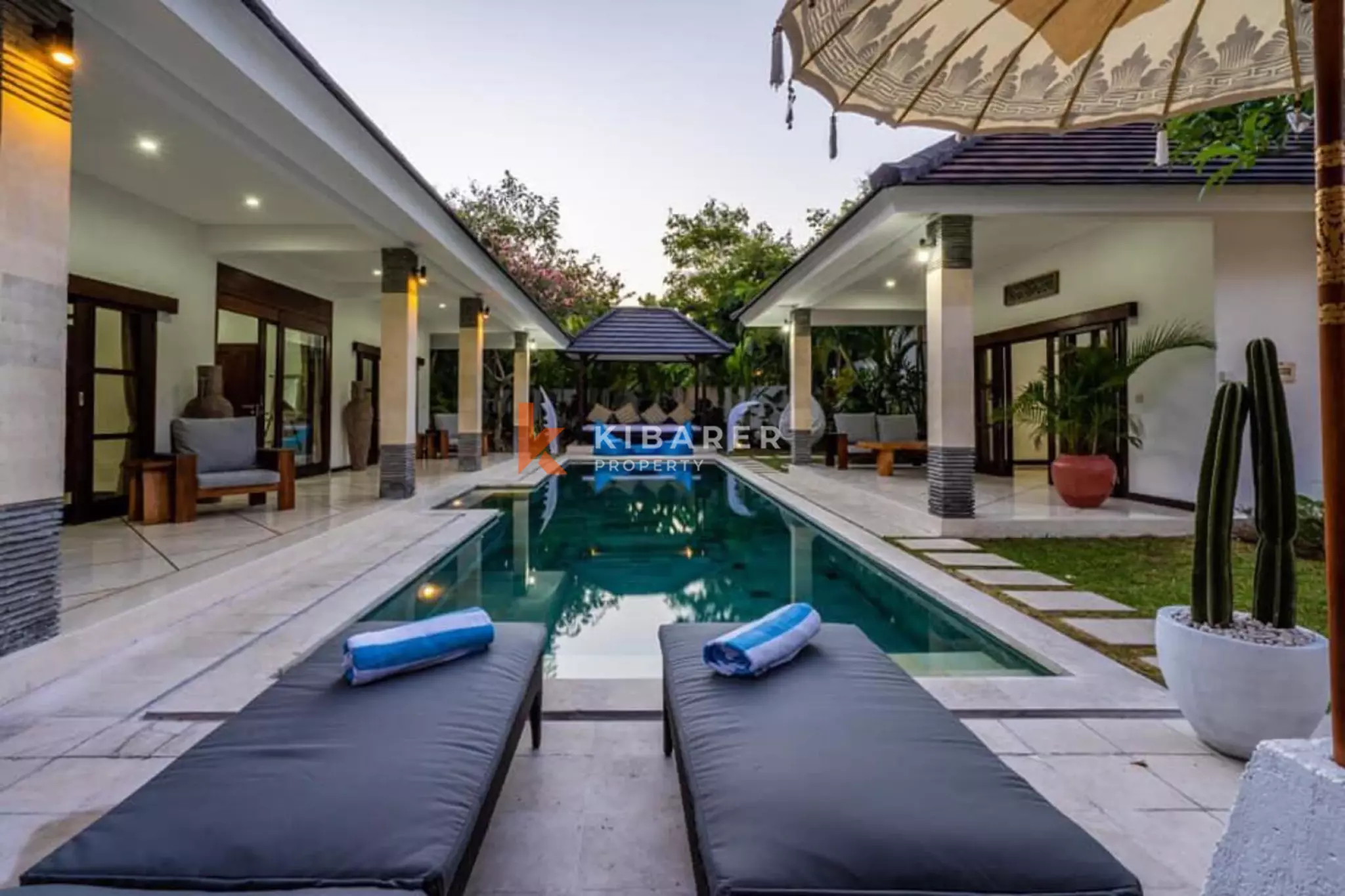 Villa Mewah dan Santai dengan Empat Kamar Tidur dan Ruang Kerja di Berawa - Canggu