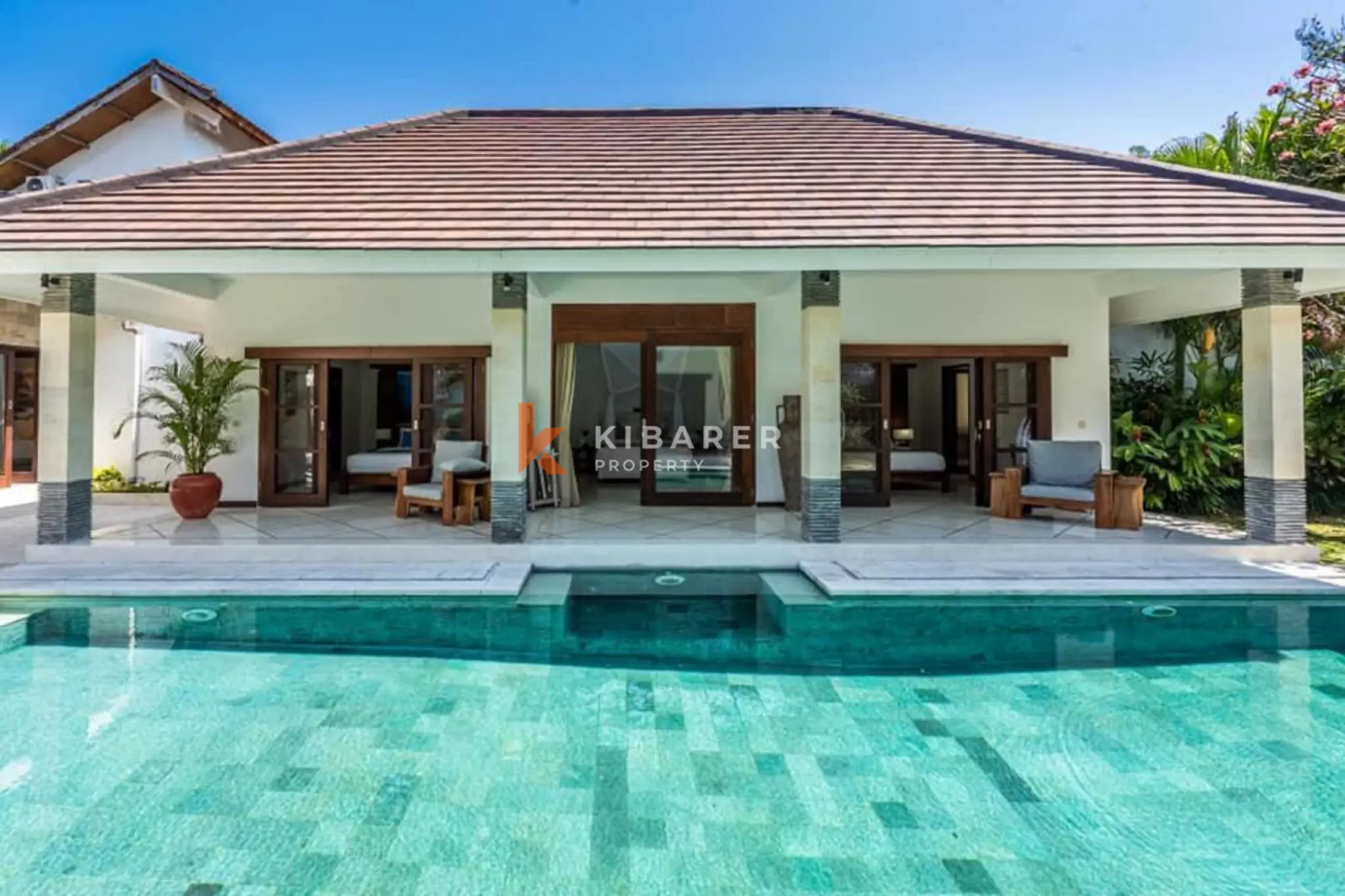 Villa Mewah dan Santai dengan Empat Kamar Tidur dan Ruang Kerja di Berawa - Canggu