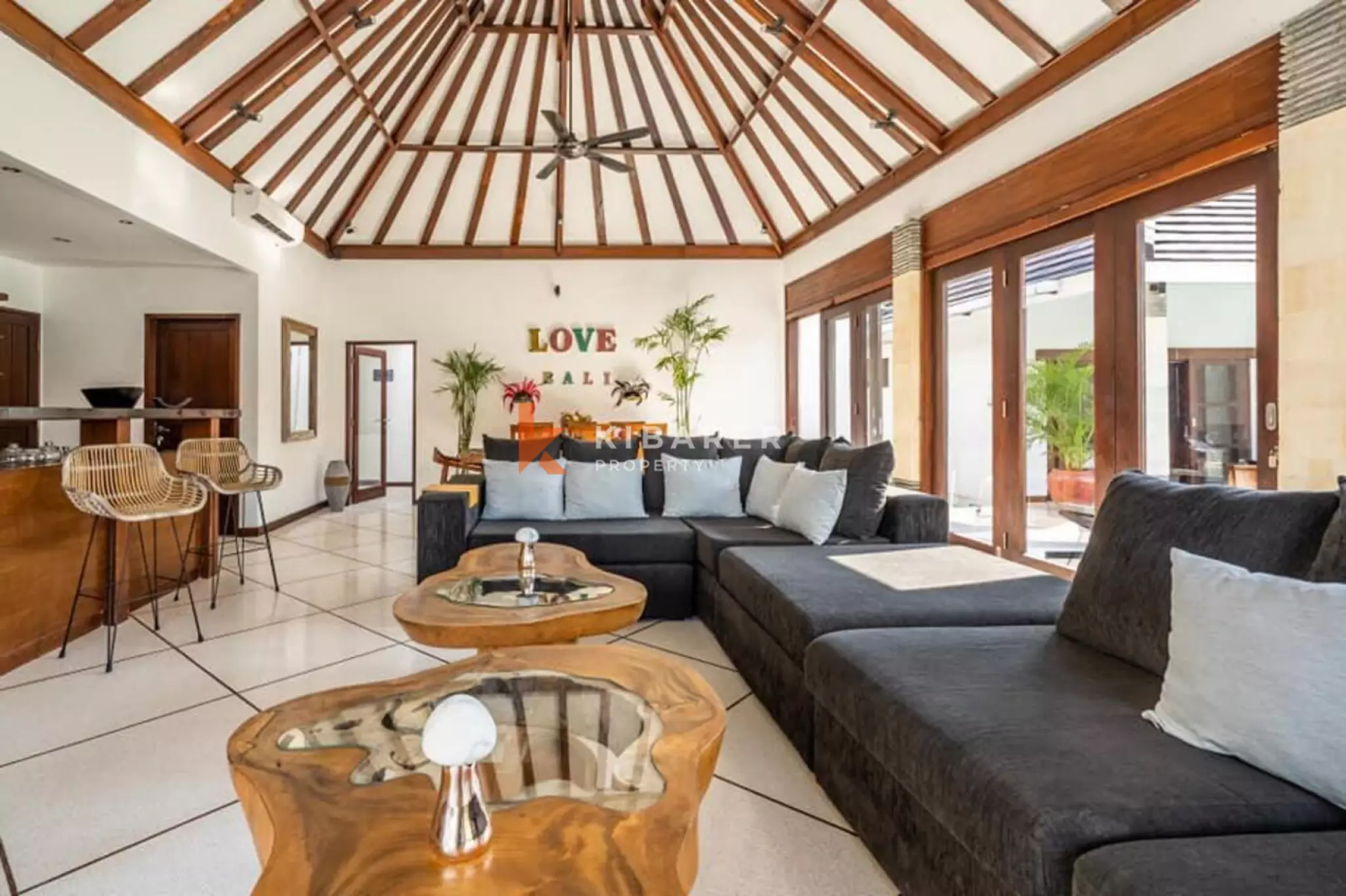 Villa Mewah dan Santai dengan Empat Kamar Tidur dan Ruang Kerja di Berawa - Canggu