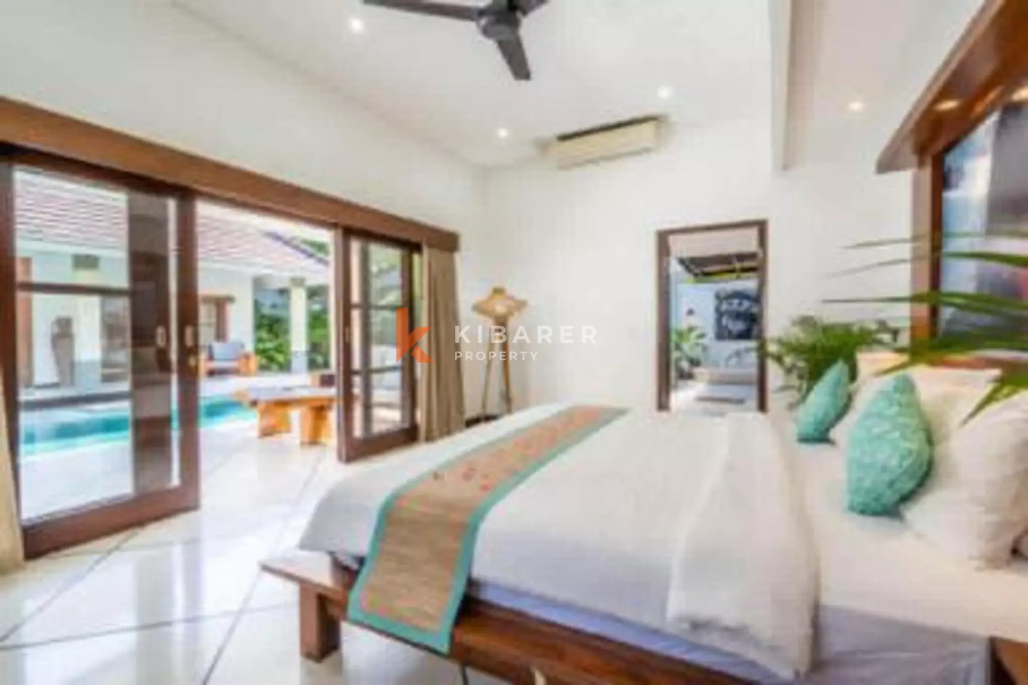 Villa Mewah dan Santai dengan Empat Kamar Tidur dan Ruang Kerja di Berawa - Canggu