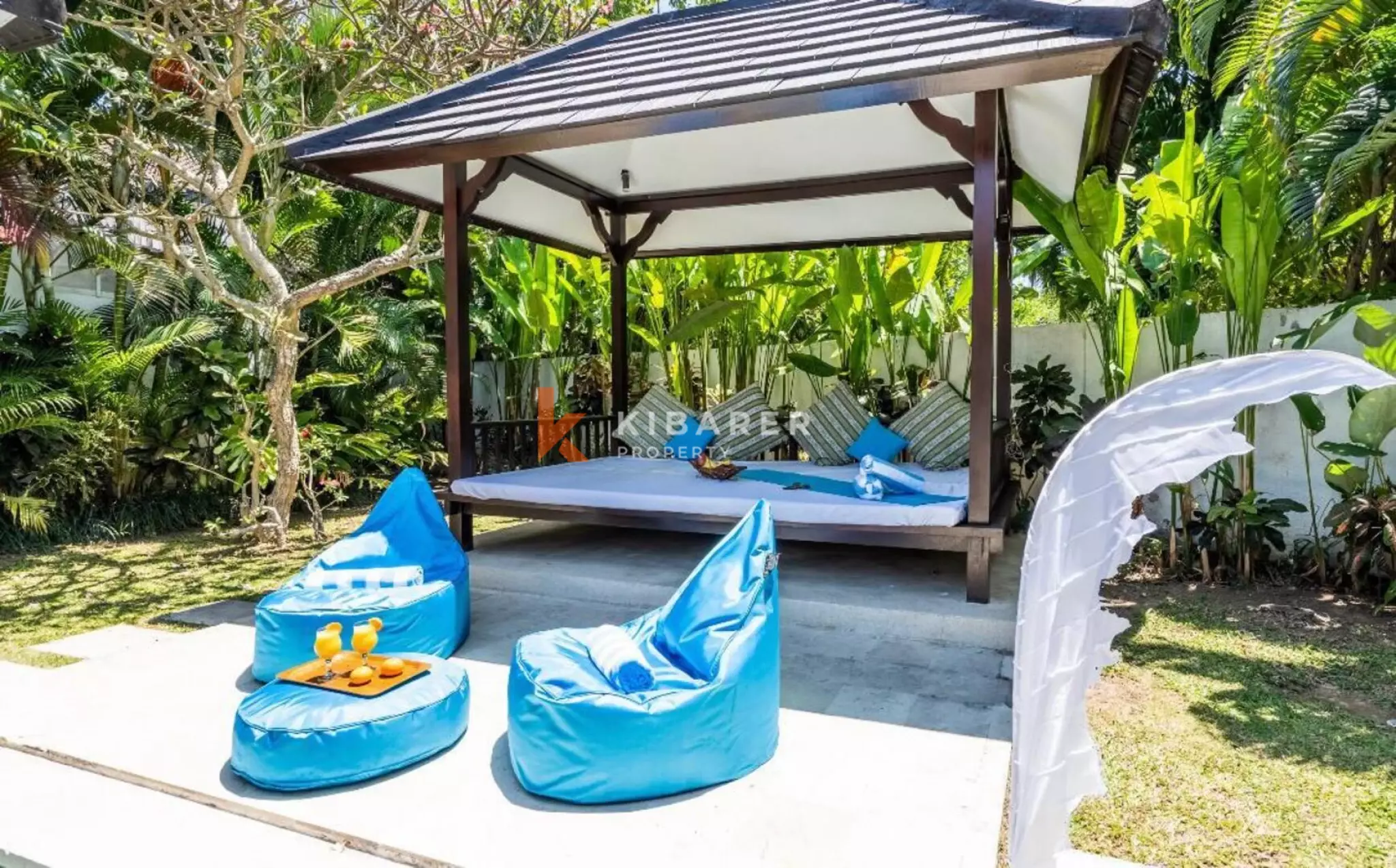 Villa Mewah dan Santai dengan Empat Kamar Tidur dan Ruang Kerja di Berawa - Canggu