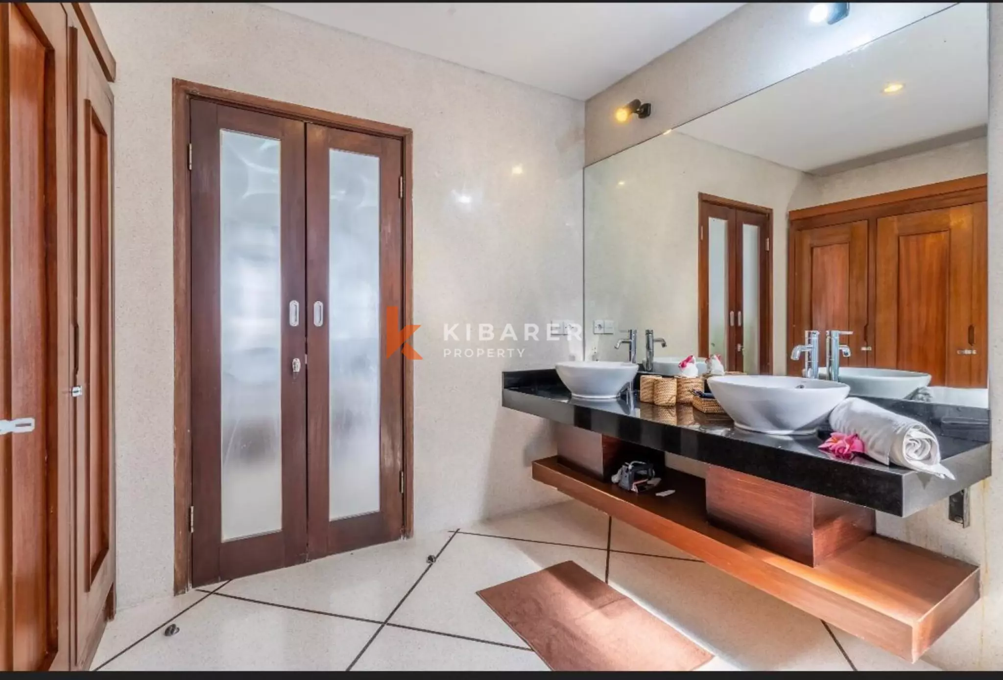 Villa Mewah dan Santai dengan Empat Kamar Tidur dan Ruang Kerja di Berawa - Canggu