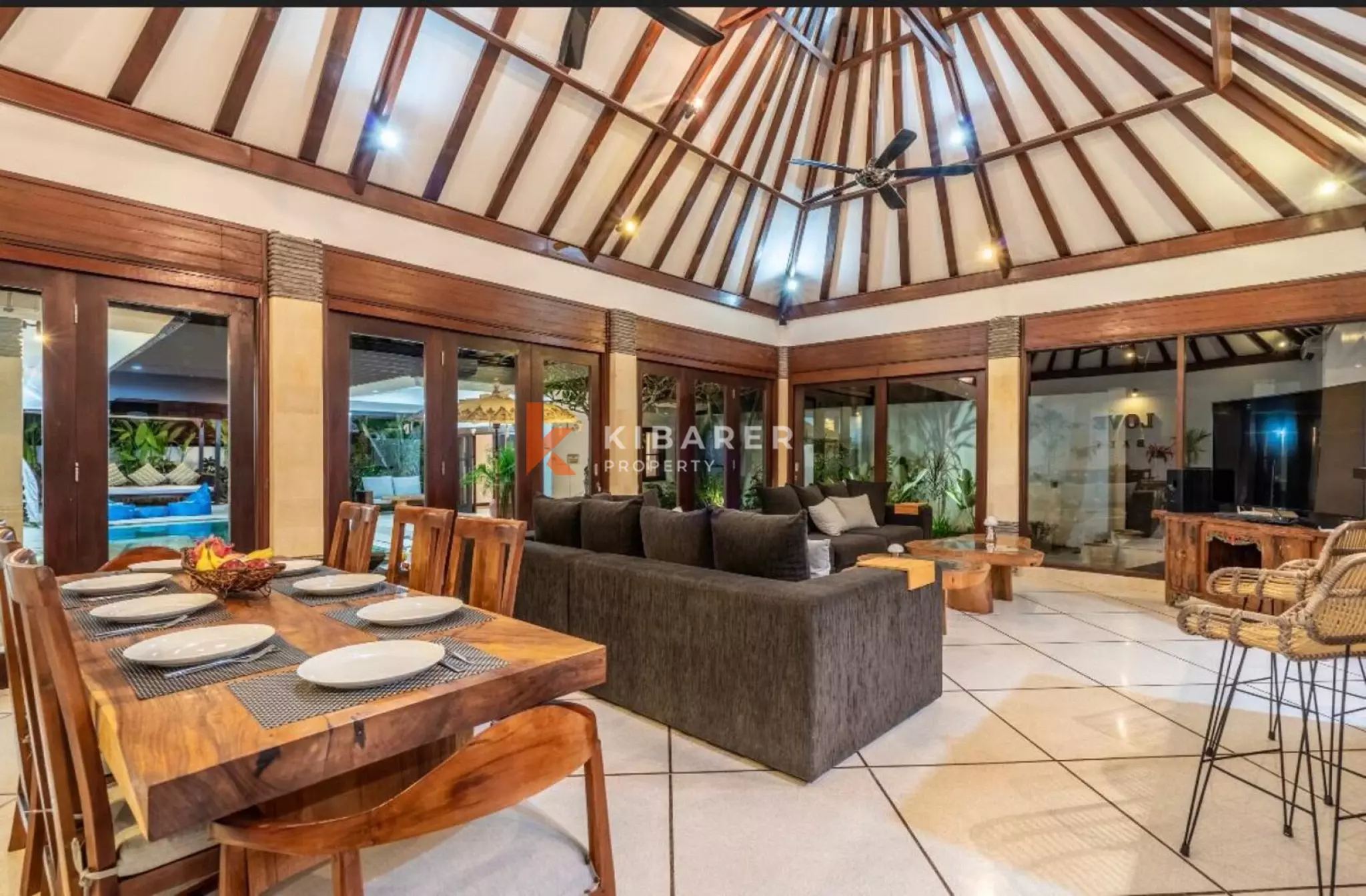 Villa Mewah dan Santai dengan Empat Kamar Tidur dan Ruang Kerja di Berawa - Canggu