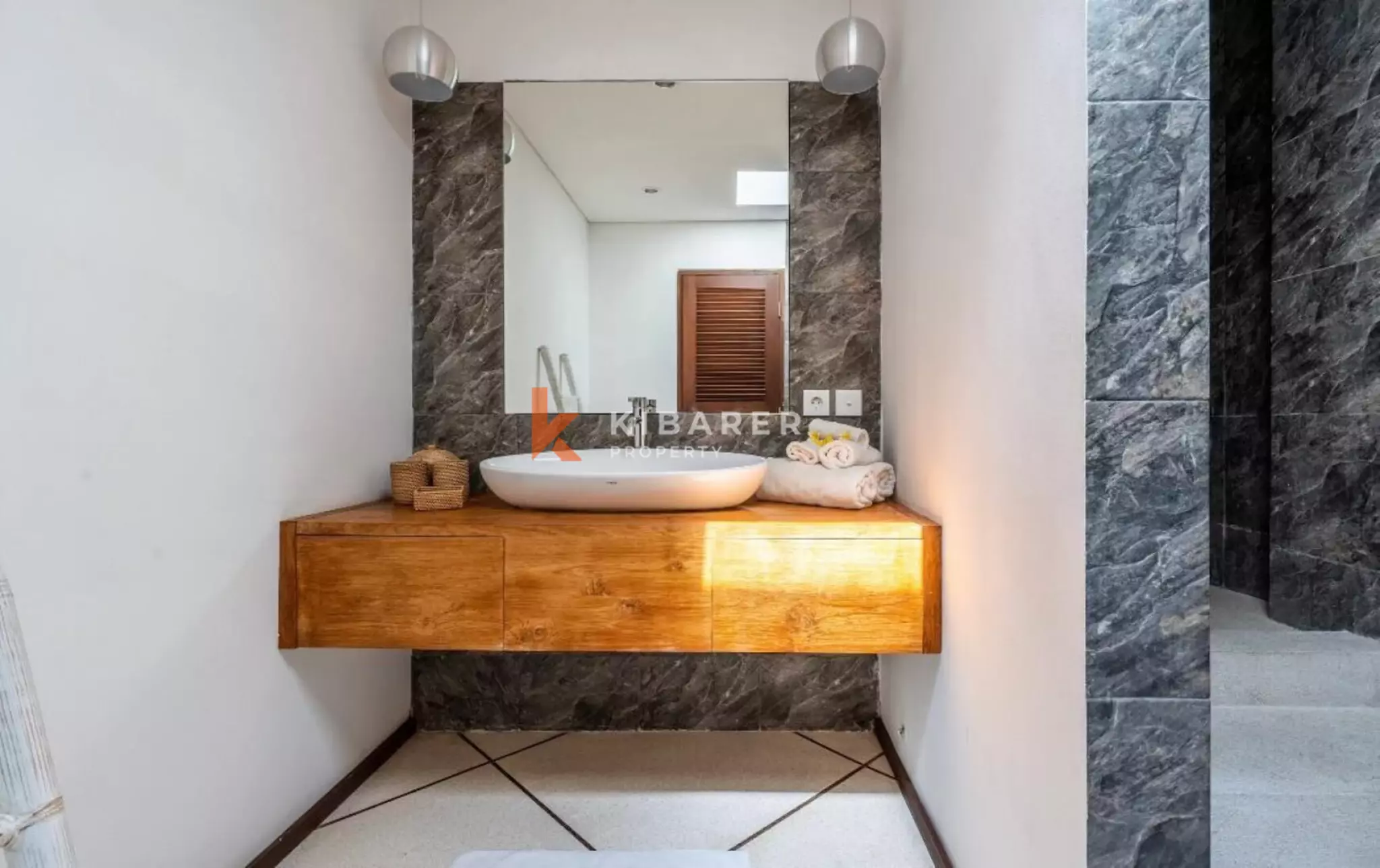 Villa Mewah dan Santai dengan Empat Kamar Tidur dan Ruang Kerja di Berawa - Canggu