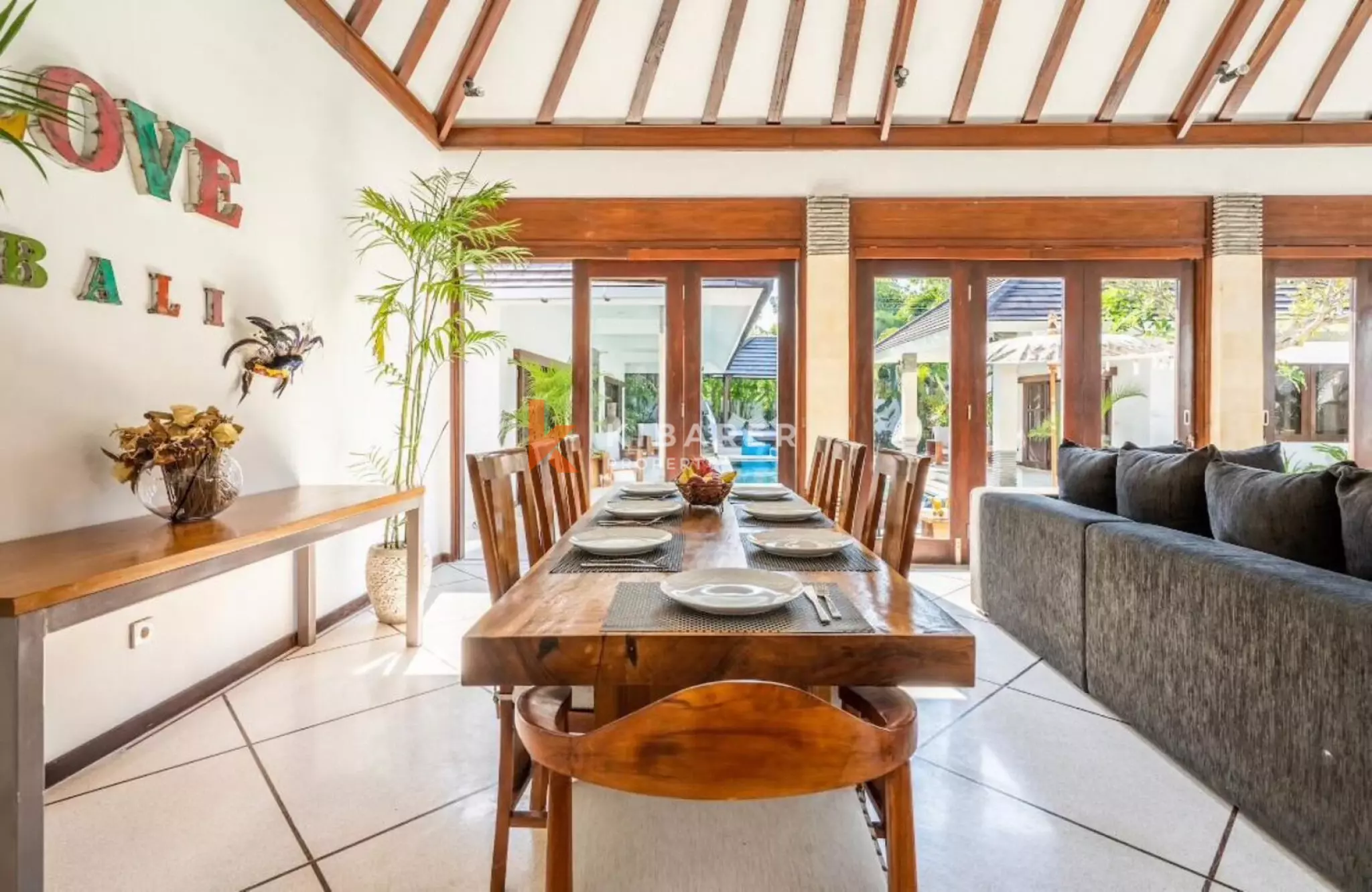 Villa Mewah dan Santai dengan Empat Kamar Tidur dan Ruang Kerja di Berawa - Canggu