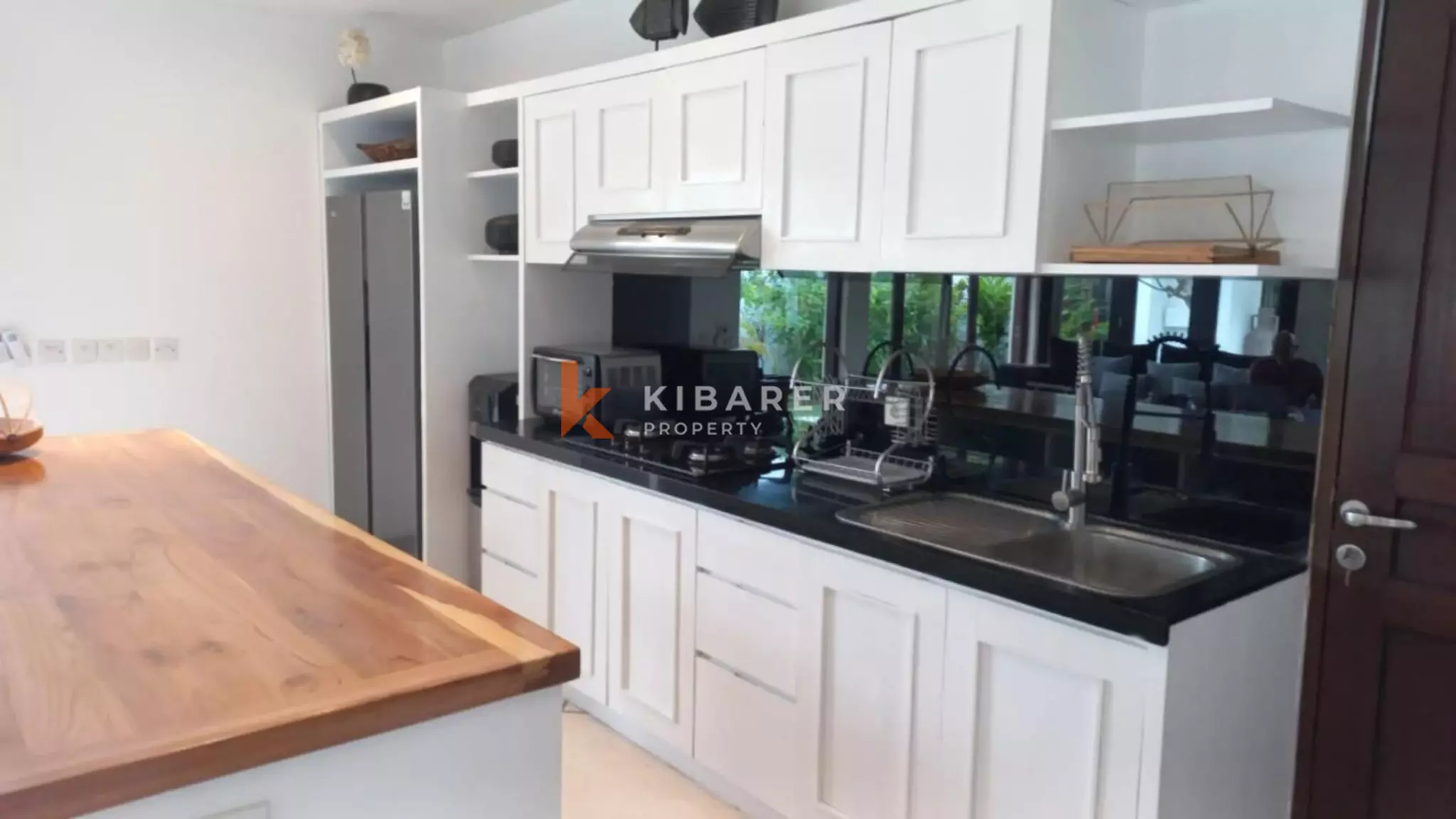 Villa Mewah dan Santai dengan Empat Kamar Tidur dan Ruang Kerja di Berawa - Canggu