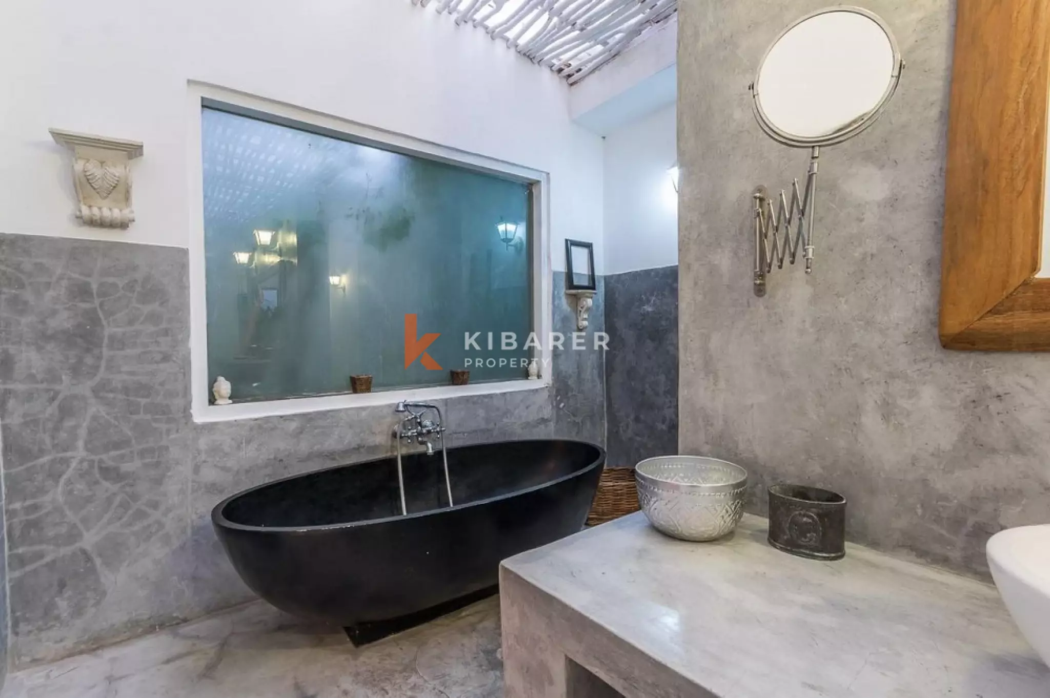 Villa Bergaya Loft Luas dengan Tiga Kamar Tidur dan Plafon Tinggi di Seminyak