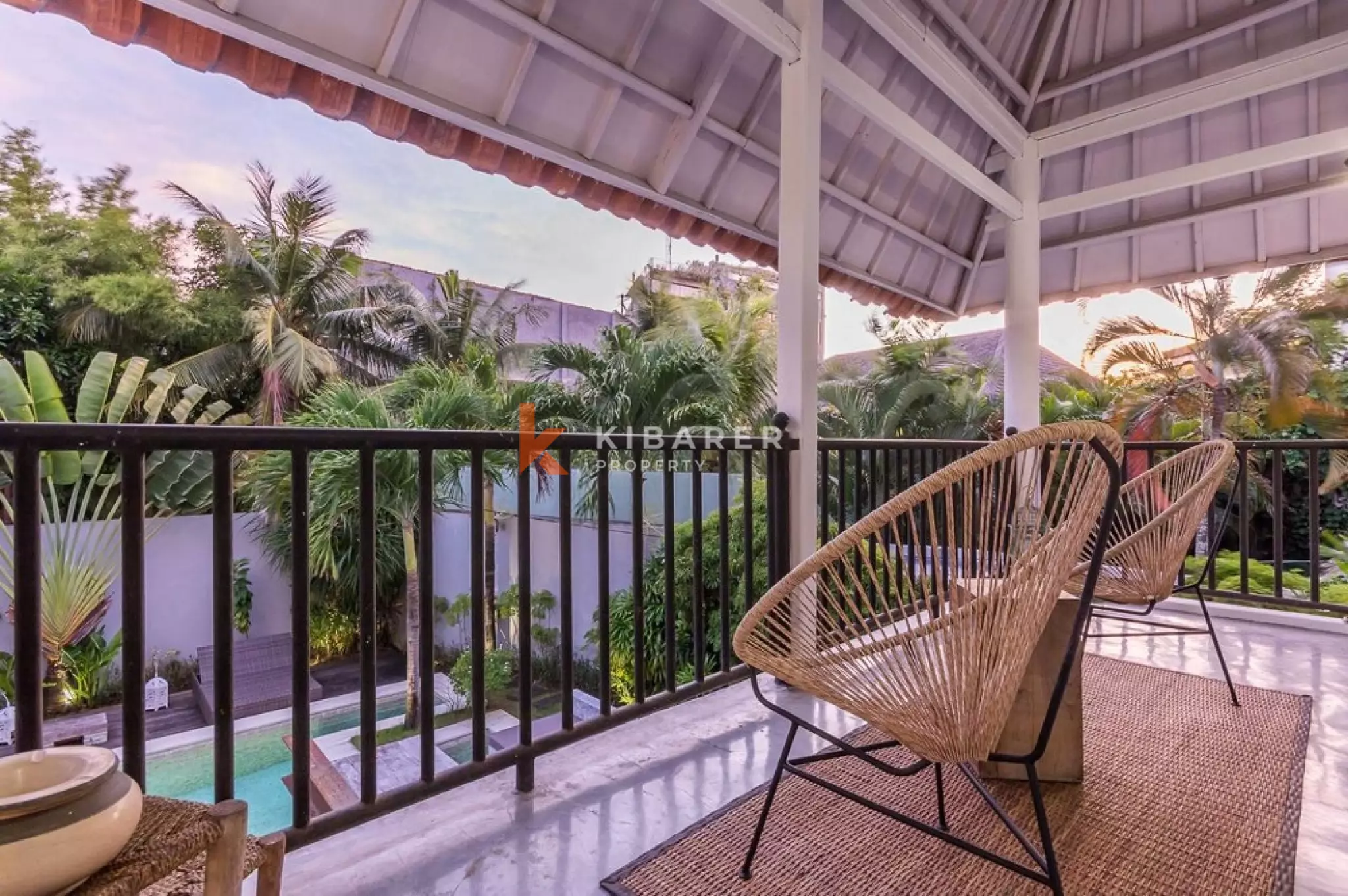 Villa Bergaya Loft Luas dengan Tiga Kamar Tidur dan Plafon Tinggi di Seminyak