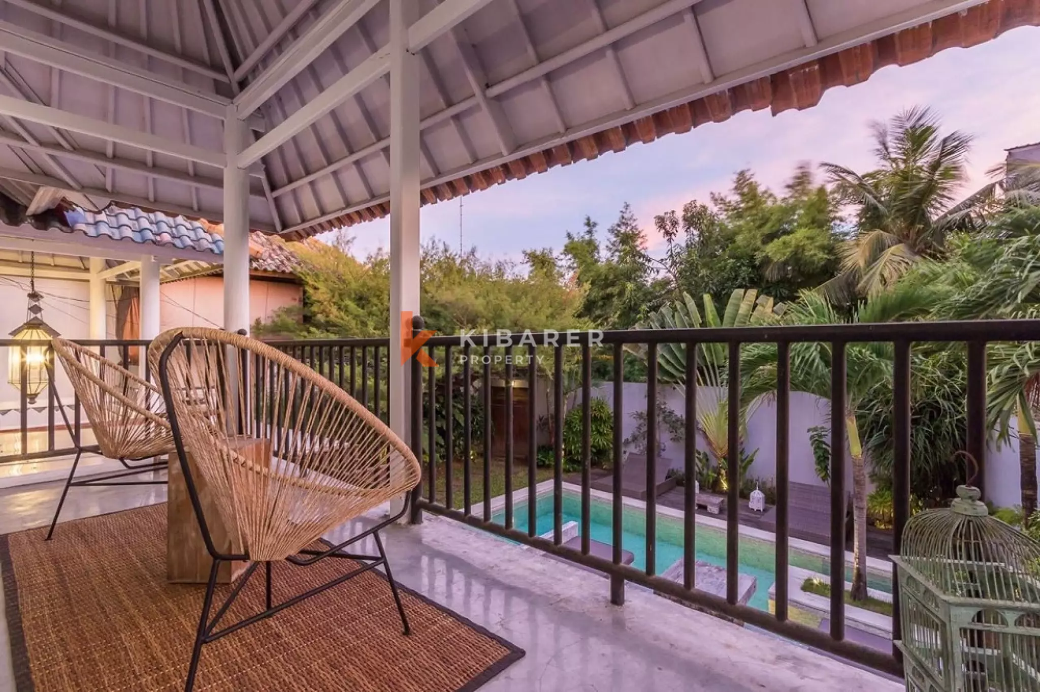 Villa Bergaya Loft Luas dengan Tiga Kamar Tidur dan Plafon Tinggi di Seminyak