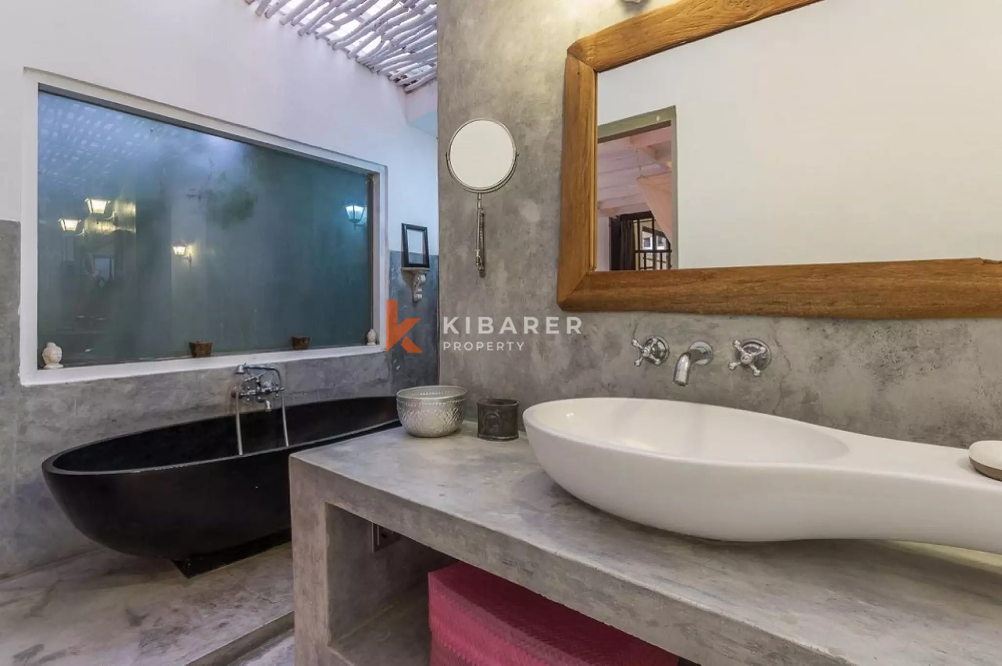 Villa Bergaya Loft Luas dengan Tiga Kamar Tidur dan Plafon Tinggi di Seminyak