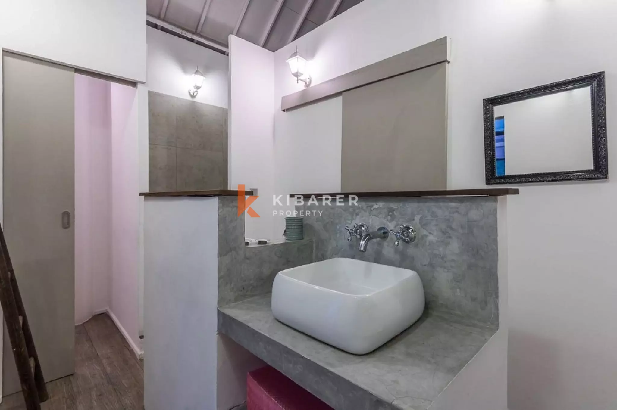 Villa Bergaya Loft Luas dengan Tiga Kamar Tidur dan Plafon Tinggi di Seminyak