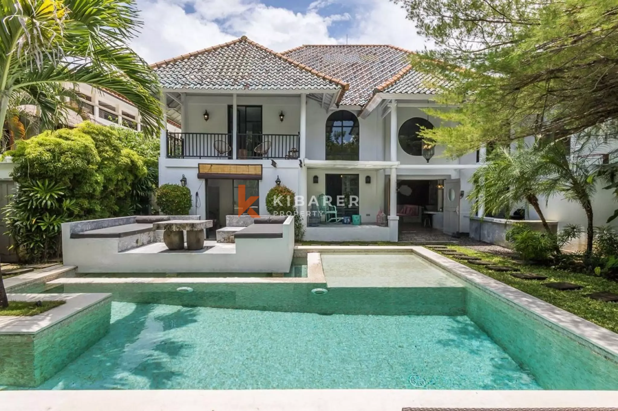 Villa Bergaya Loft Luas dengan Tiga Kamar Tidur dan Plafon Tinggi di Seminyak