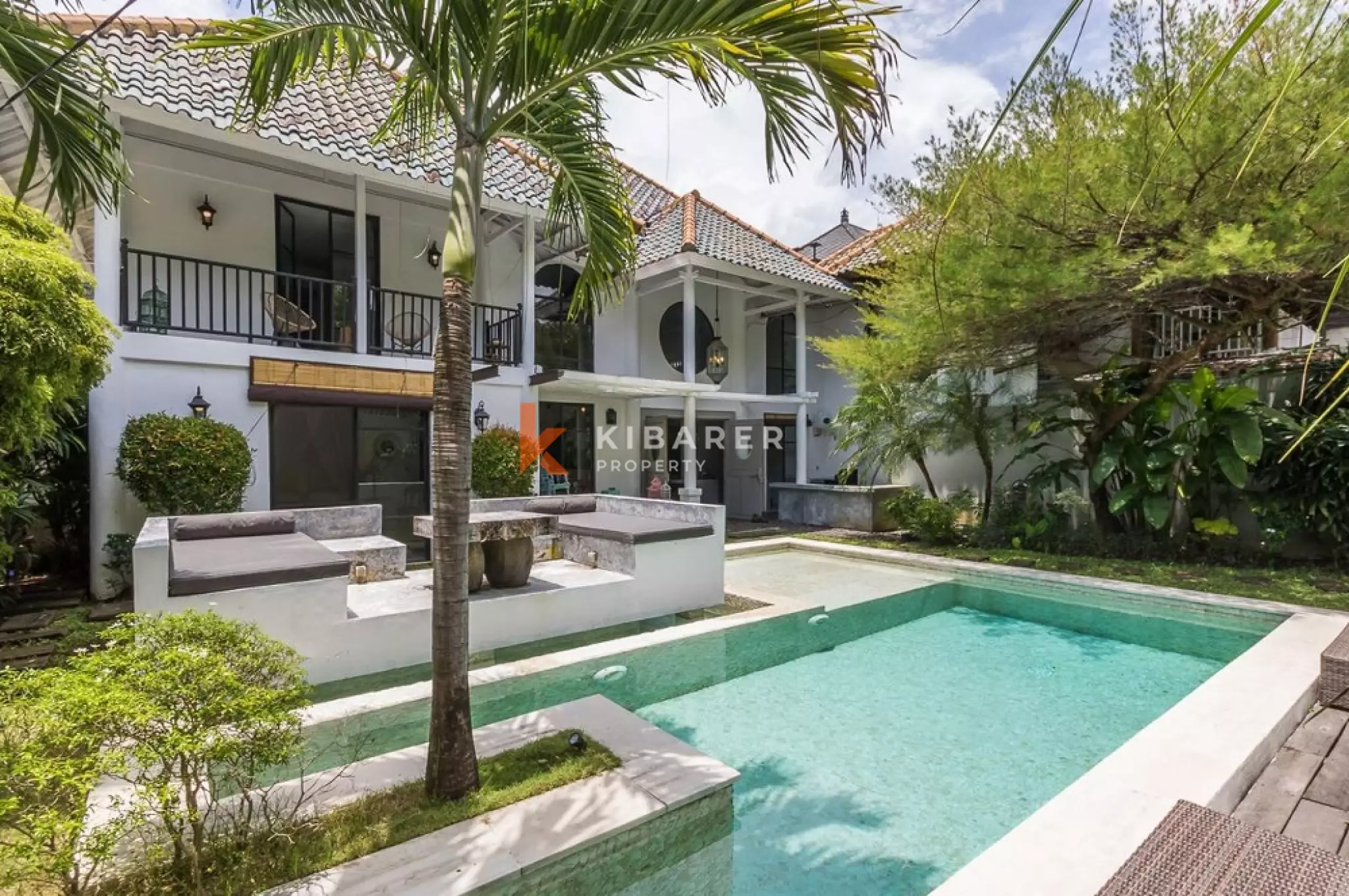 Villa Bergaya Loft Luas dengan Tiga Kamar Tidur dan Plafon Tinggi di Seminyak