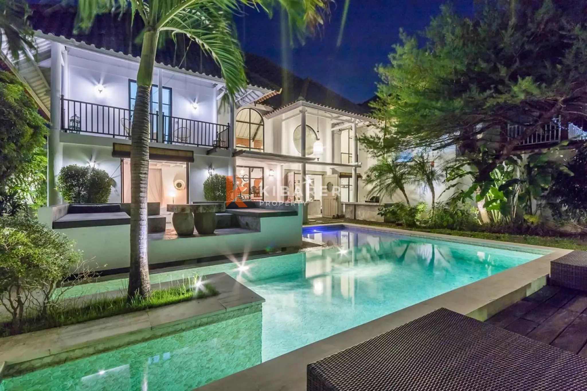 Villa Bergaya Loft Luas dengan Tiga Kamar Tidur dan Plafon Tinggi di Seminyak