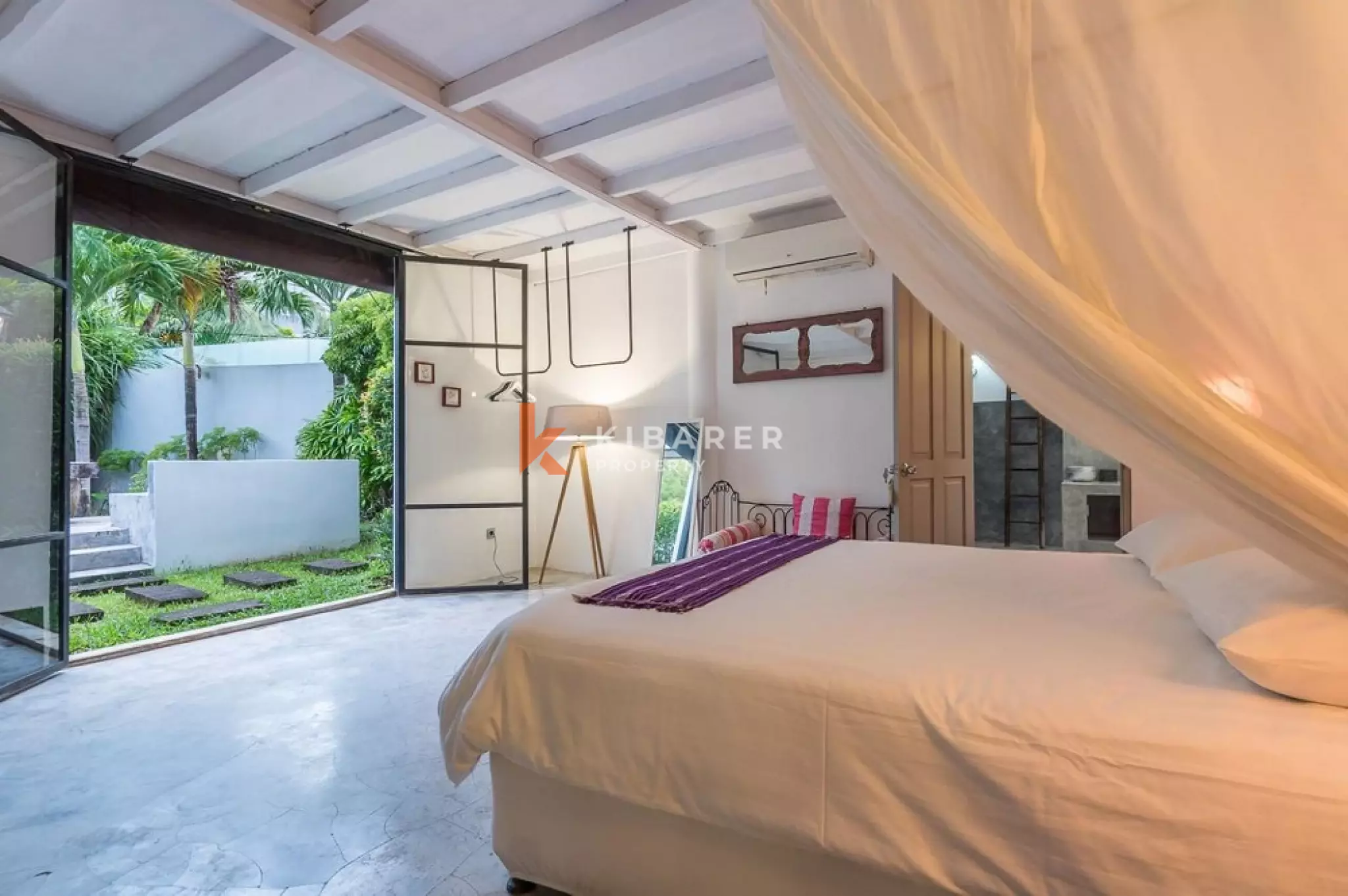 Villa Bergaya Loft Luas dengan Tiga Kamar Tidur dan Plafon Tinggi di Seminyak