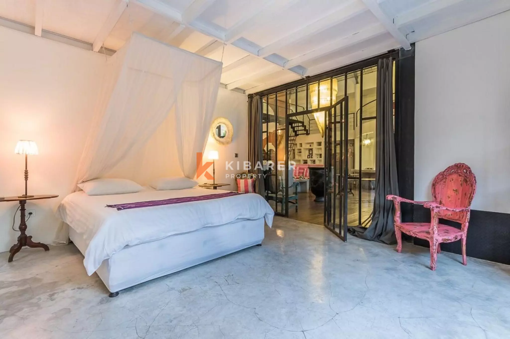 Villa Bergaya Loft Luas dengan Tiga Kamar Tidur dan Plafon Tinggi di Seminyak