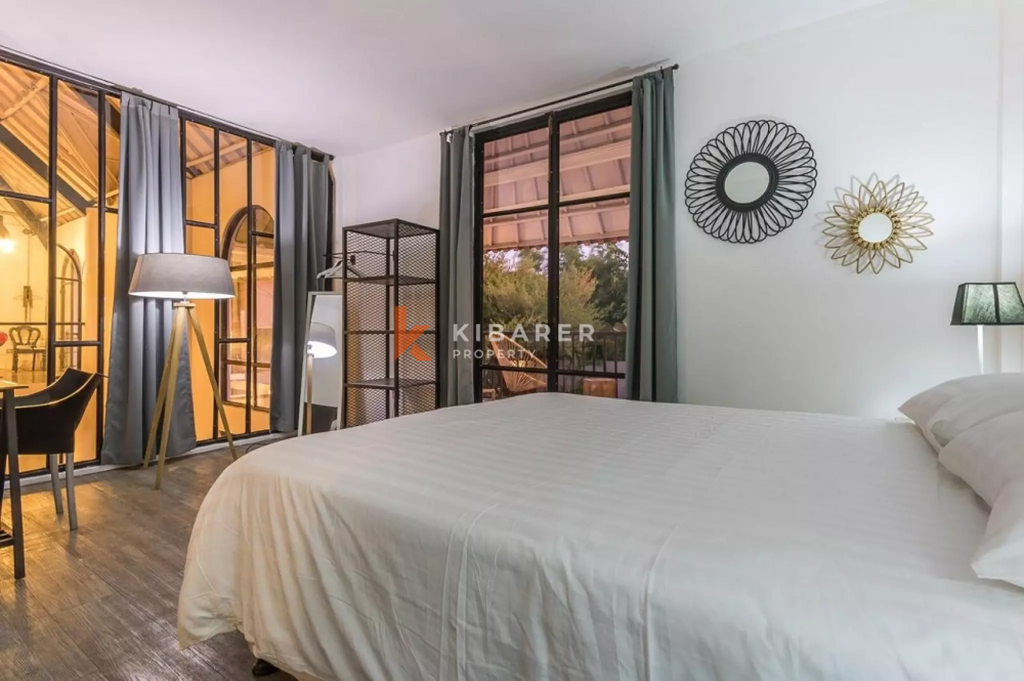 Villa Bergaya Loft Luas dengan Tiga Kamar Tidur dan Plafon Tinggi di Seminyak