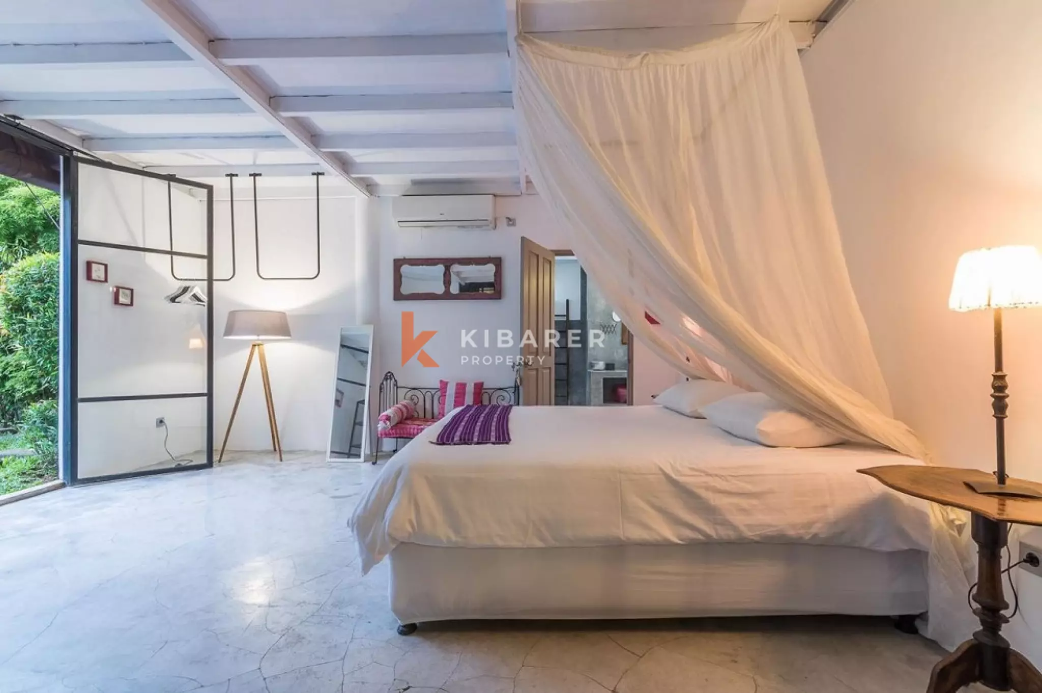 Villa Bergaya Loft Luas dengan Tiga Kamar Tidur dan Plafon Tinggi di Seminyak