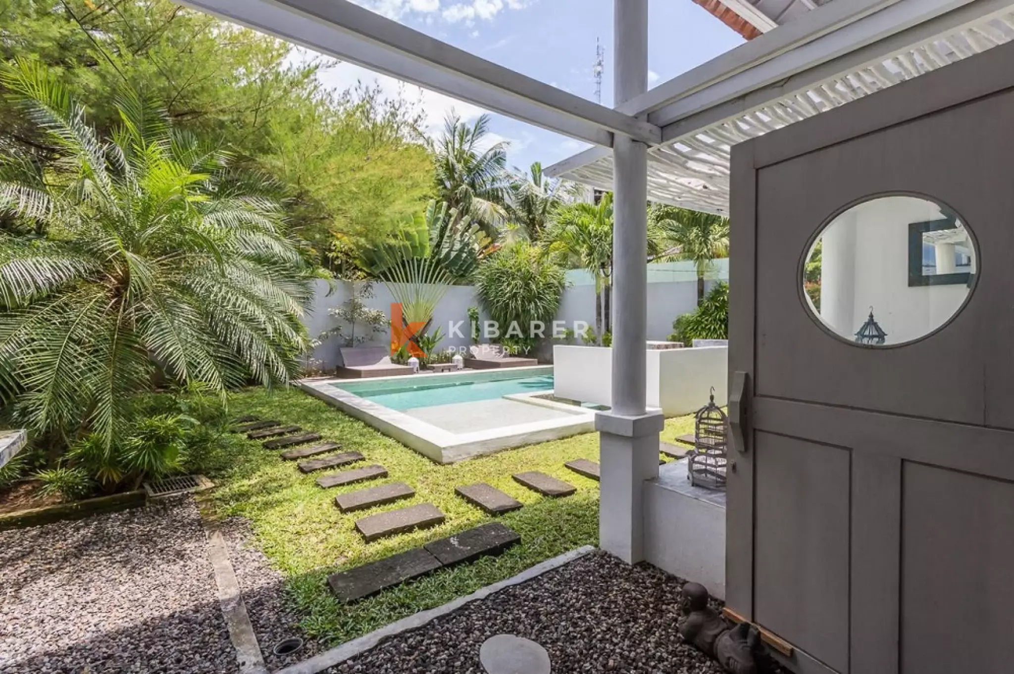 Villa Bergaya Loft Luas dengan Tiga Kamar Tidur dan Plafon Tinggi di Seminyak