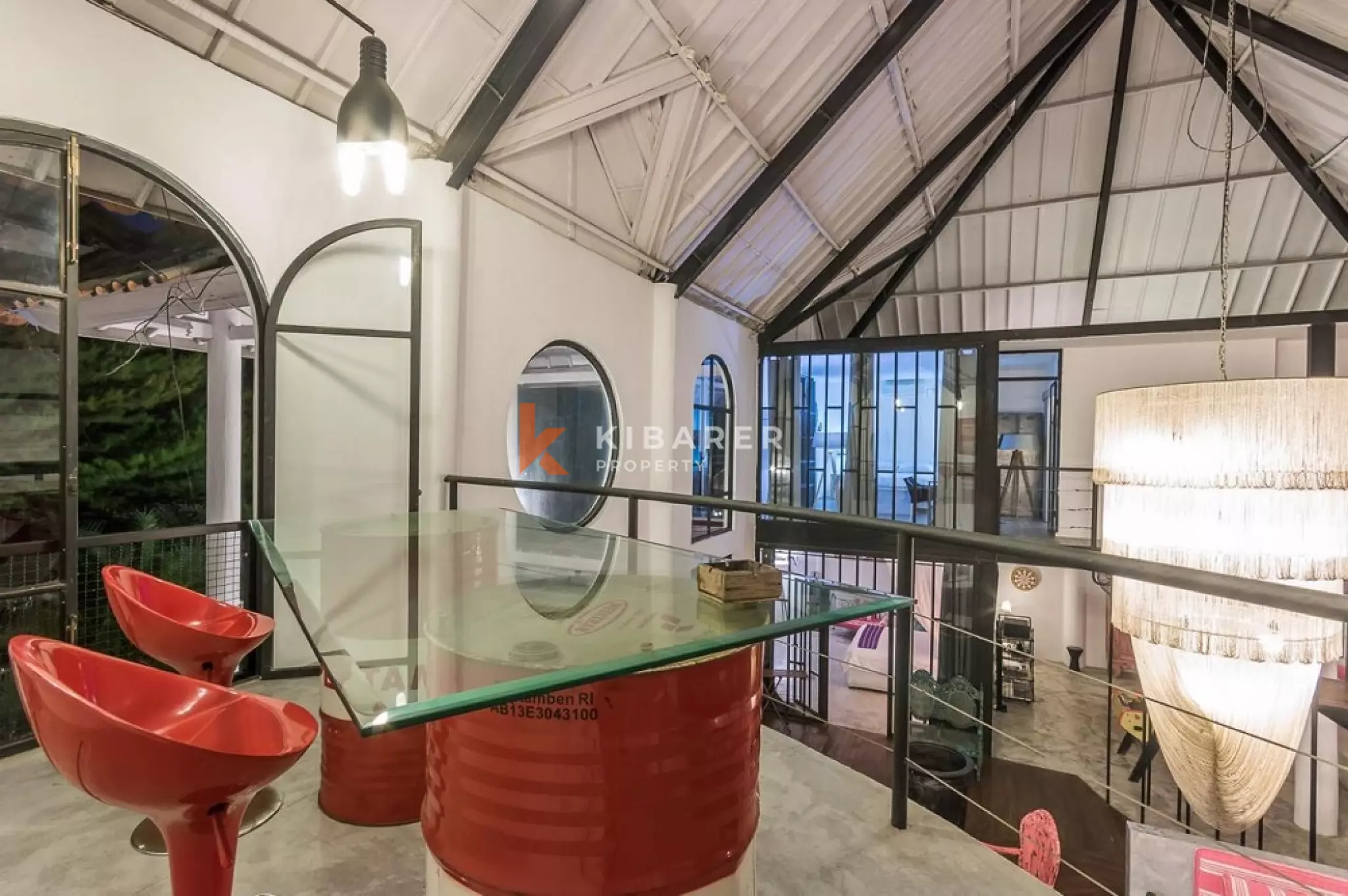 Villa Bergaya Loft Luas dengan Tiga Kamar Tidur dan Plafon Tinggi di Seminyak