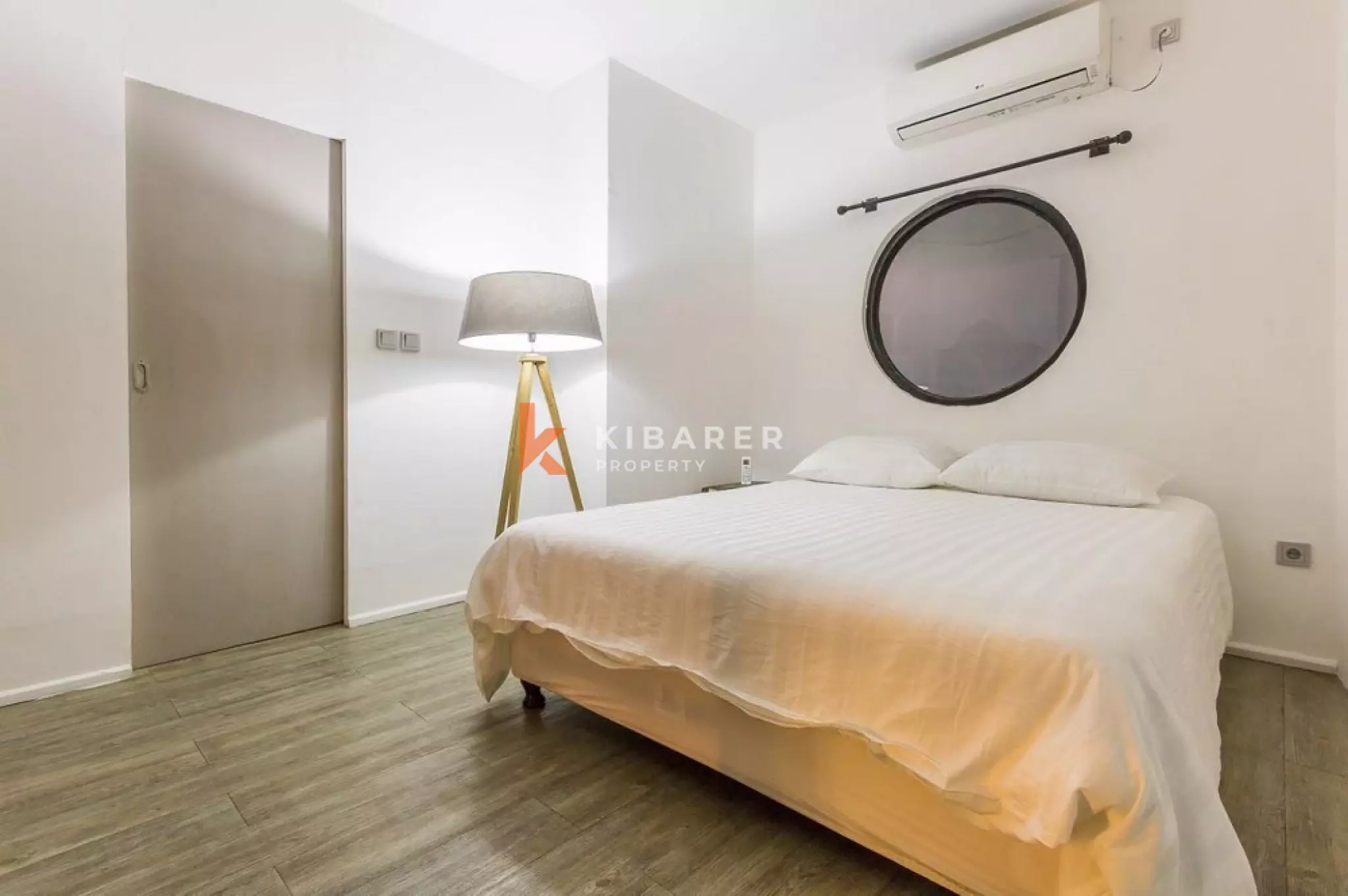 Villa Bergaya Loft Luas dengan Tiga Kamar Tidur dan Plafon Tinggi di Seminyak