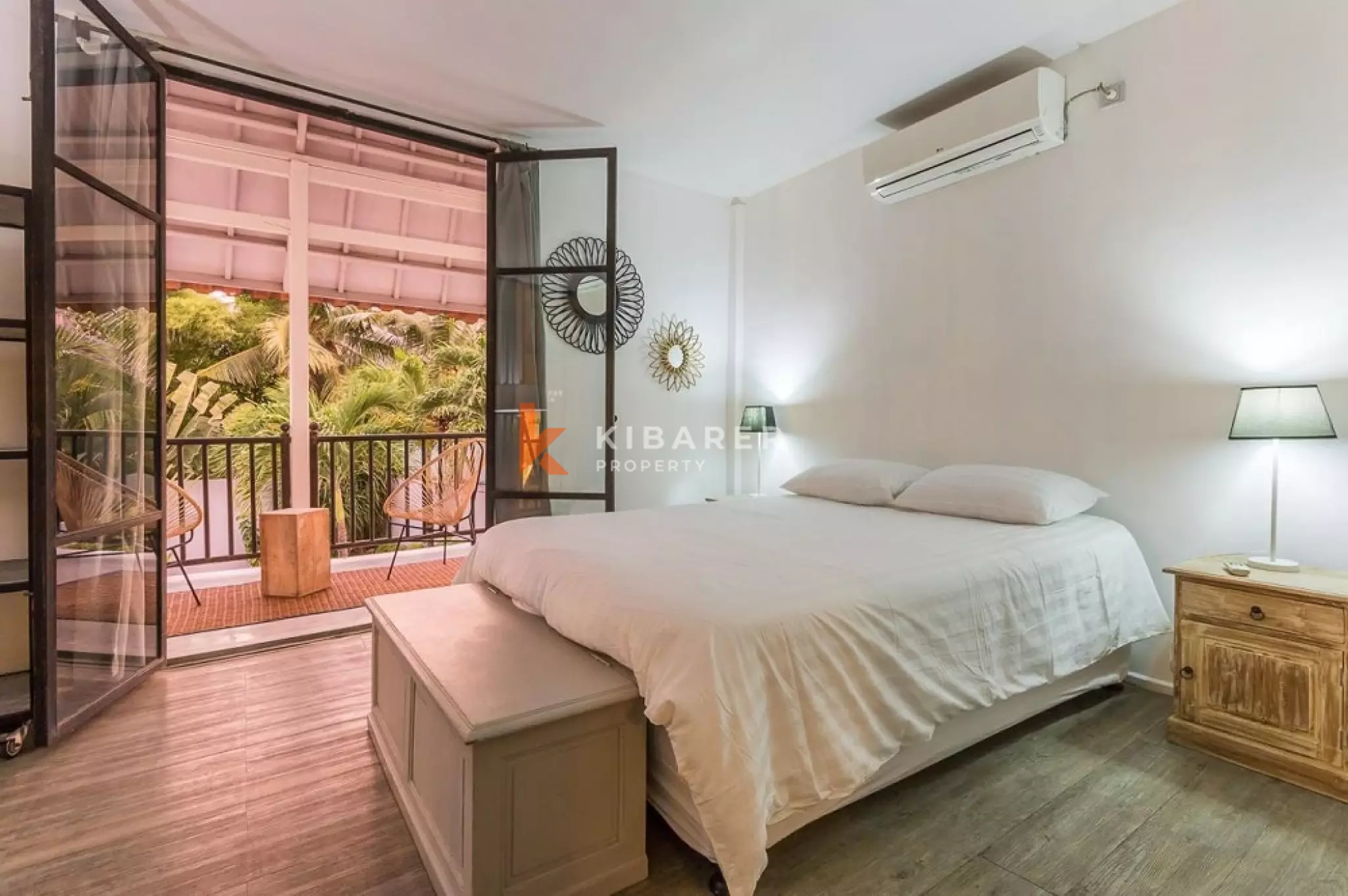Villa Bergaya Loft Luas dengan Tiga Kamar Tidur dan Plafon Tinggi di Seminyak