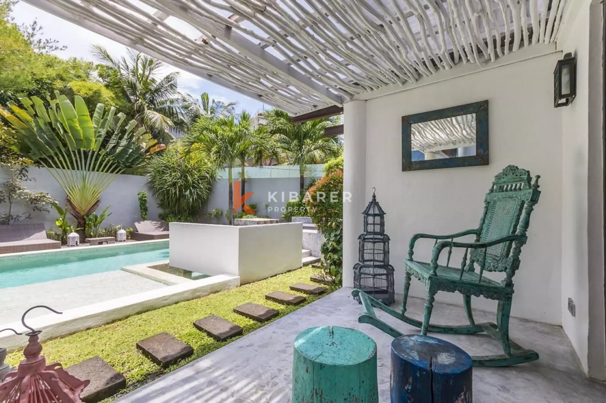 Villa Bergaya Loft Luas dengan Tiga Kamar Tidur dan Plafon Tinggi di Seminyak