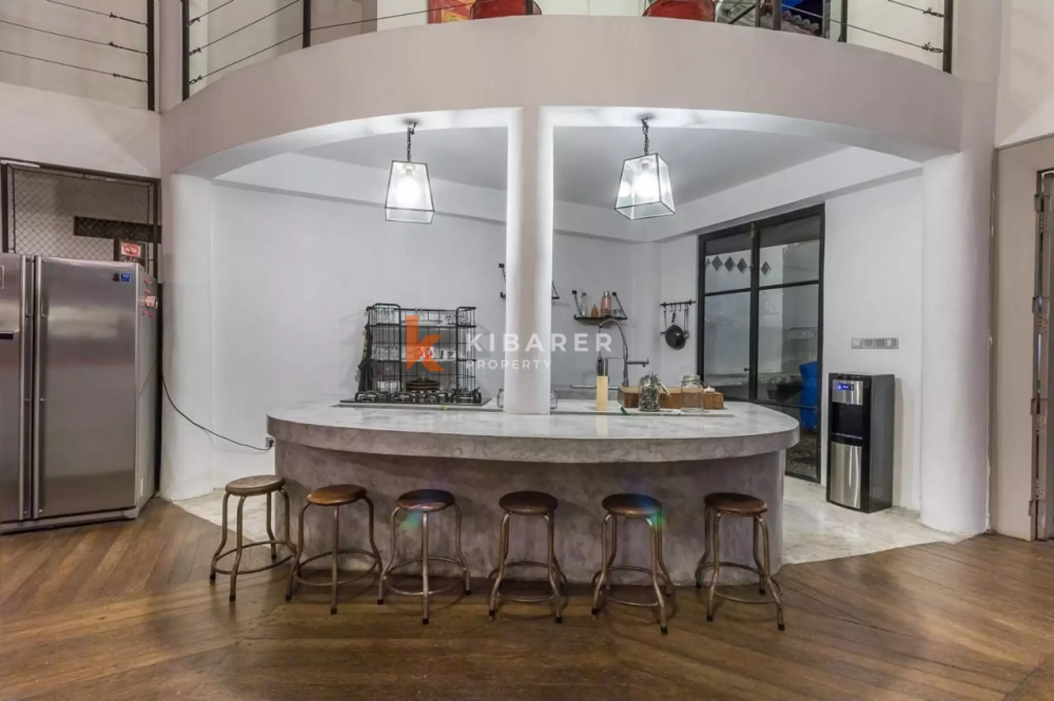 Villa Bergaya Loft Luas dengan Tiga Kamar Tidur dan Plafon Tinggi di Seminyak