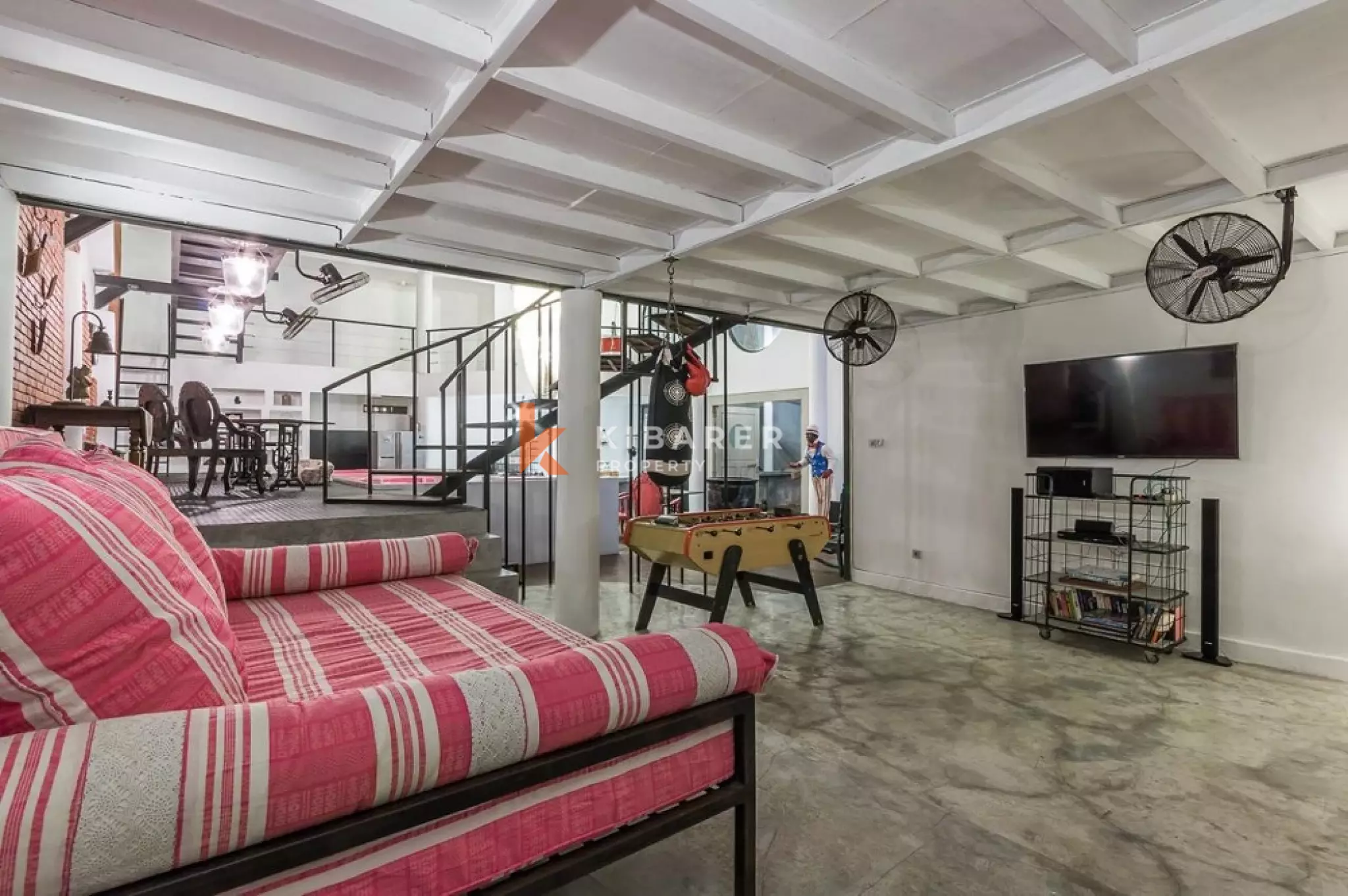 Villa Bergaya Loft Luas dengan Tiga Kamar Tidur dan Plafon Tinggi di Seminyak