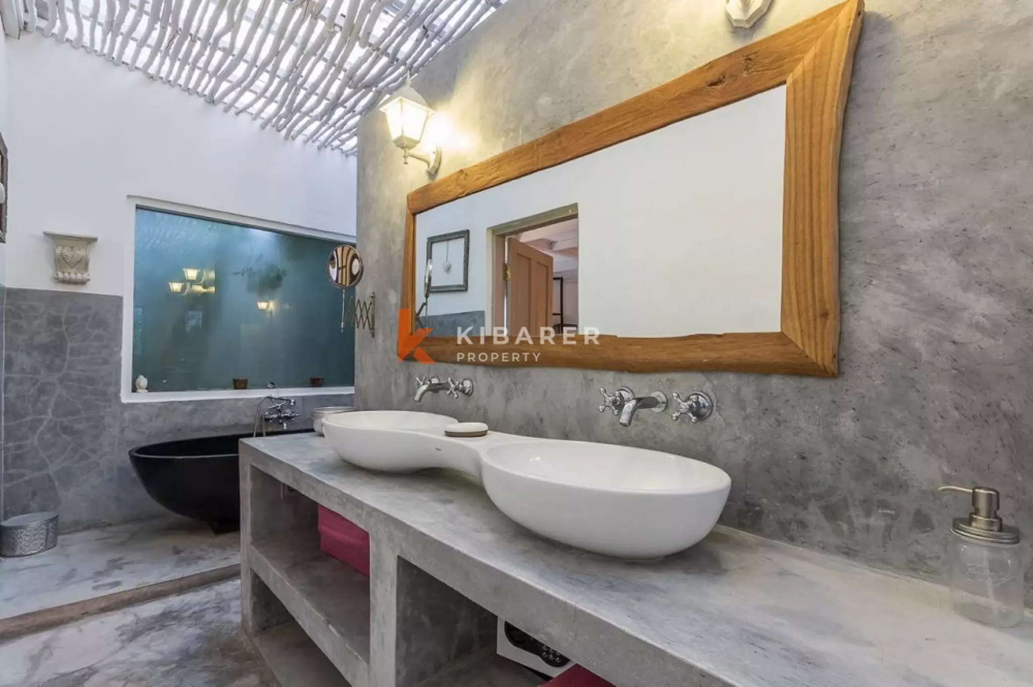 Villa Bergaya Loft Luas dengan Tiga Kamar Tidur dan Plafon Tinggi di Seminyak