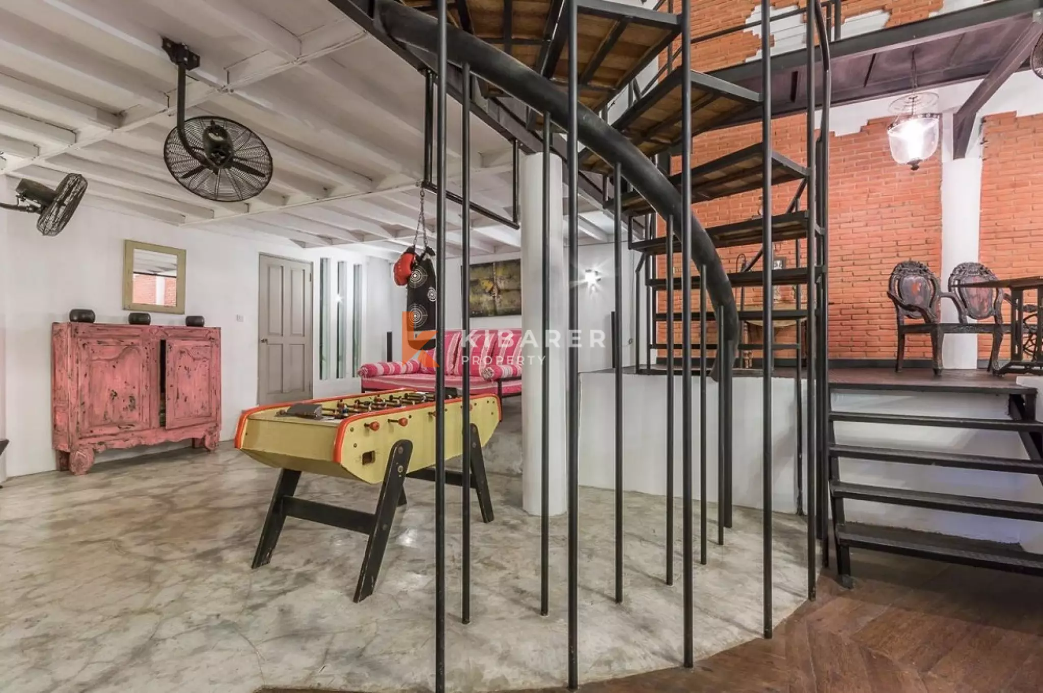 Villa Bergaya Loft Luas dengan Tiga Kamar Tidur dan Plafon Tinggi di Seminyak