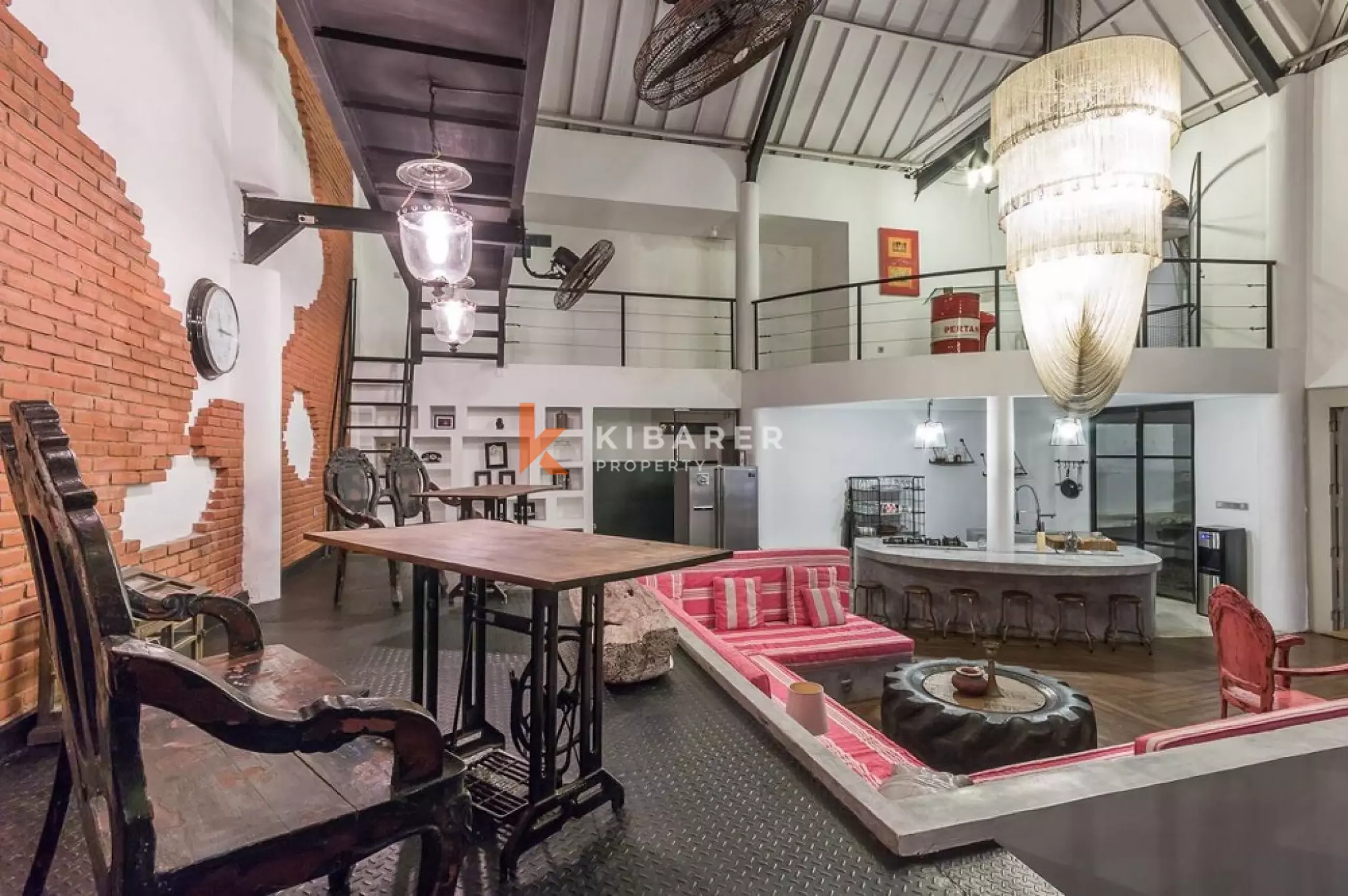 Villa Bergaya Loft Luas dengan Tiga Kamar Tidur dan Plafon Tinggi di Seminyak