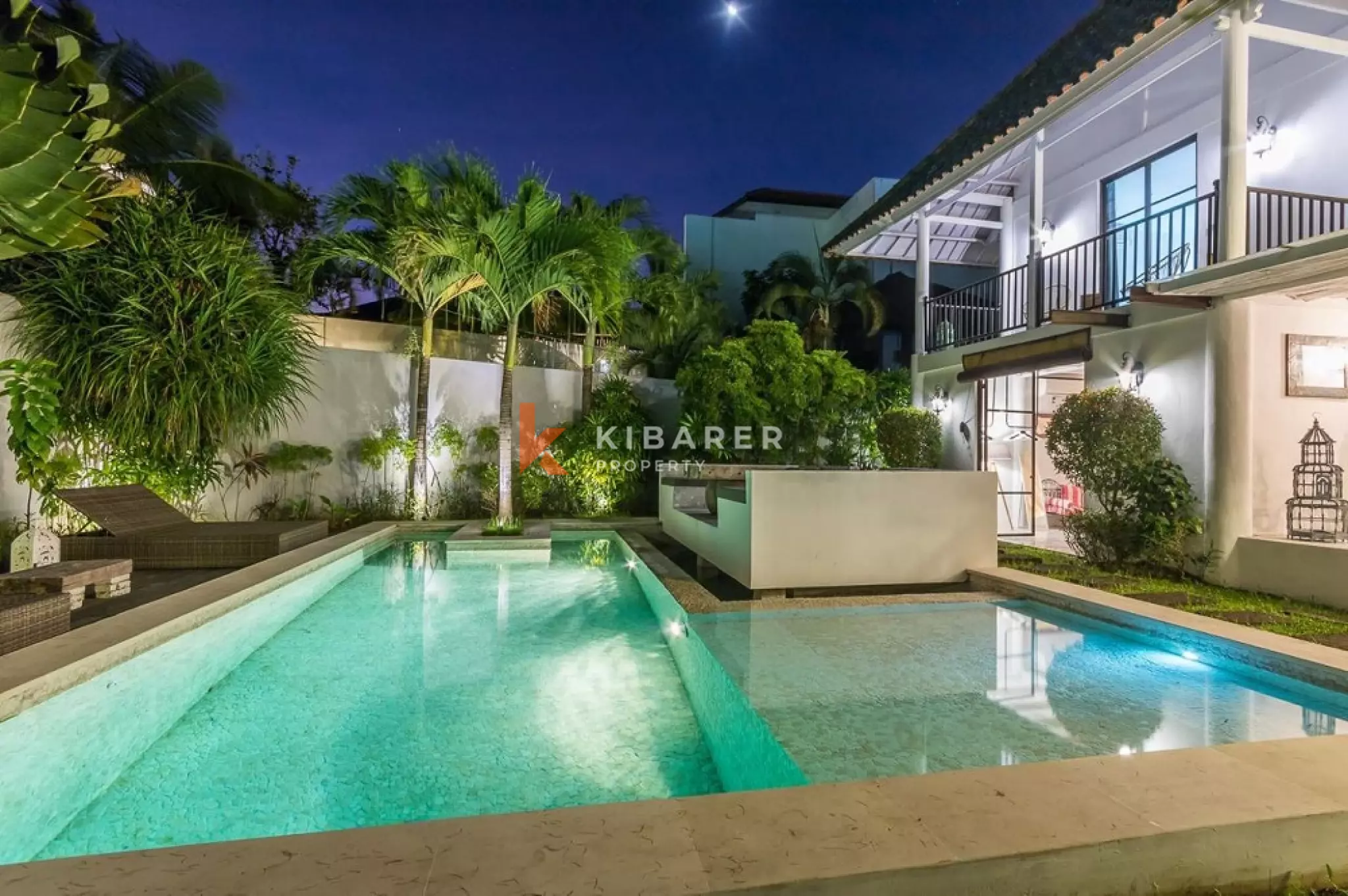 Villa Bergaya Loft Luas dengan Tiga Kamar Tidur dan Plafon Tinggi di Seminyak