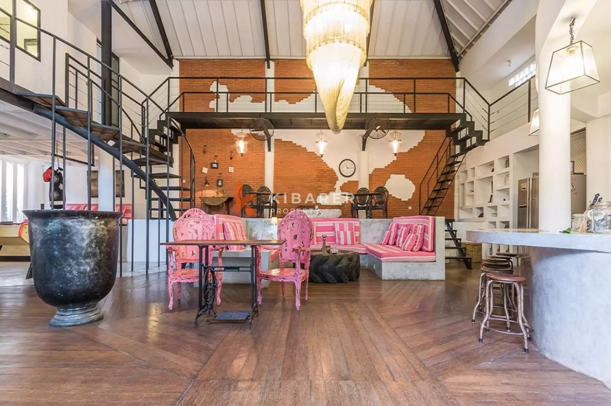 Villa Bergaya Loft Luas dengan Tiga Kamar Tidur dan Plafon Tinggi di Seminyak